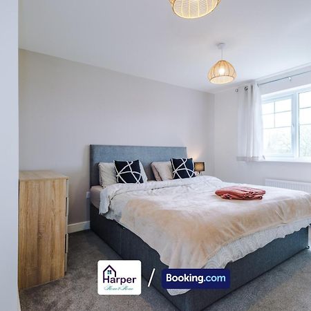 Prime Location 3 Storey By Harperletting Short Lets & Serviced Accommodation Chester With Driveway Long Or Short Stays Hough Green Dış mekan fotoğraf