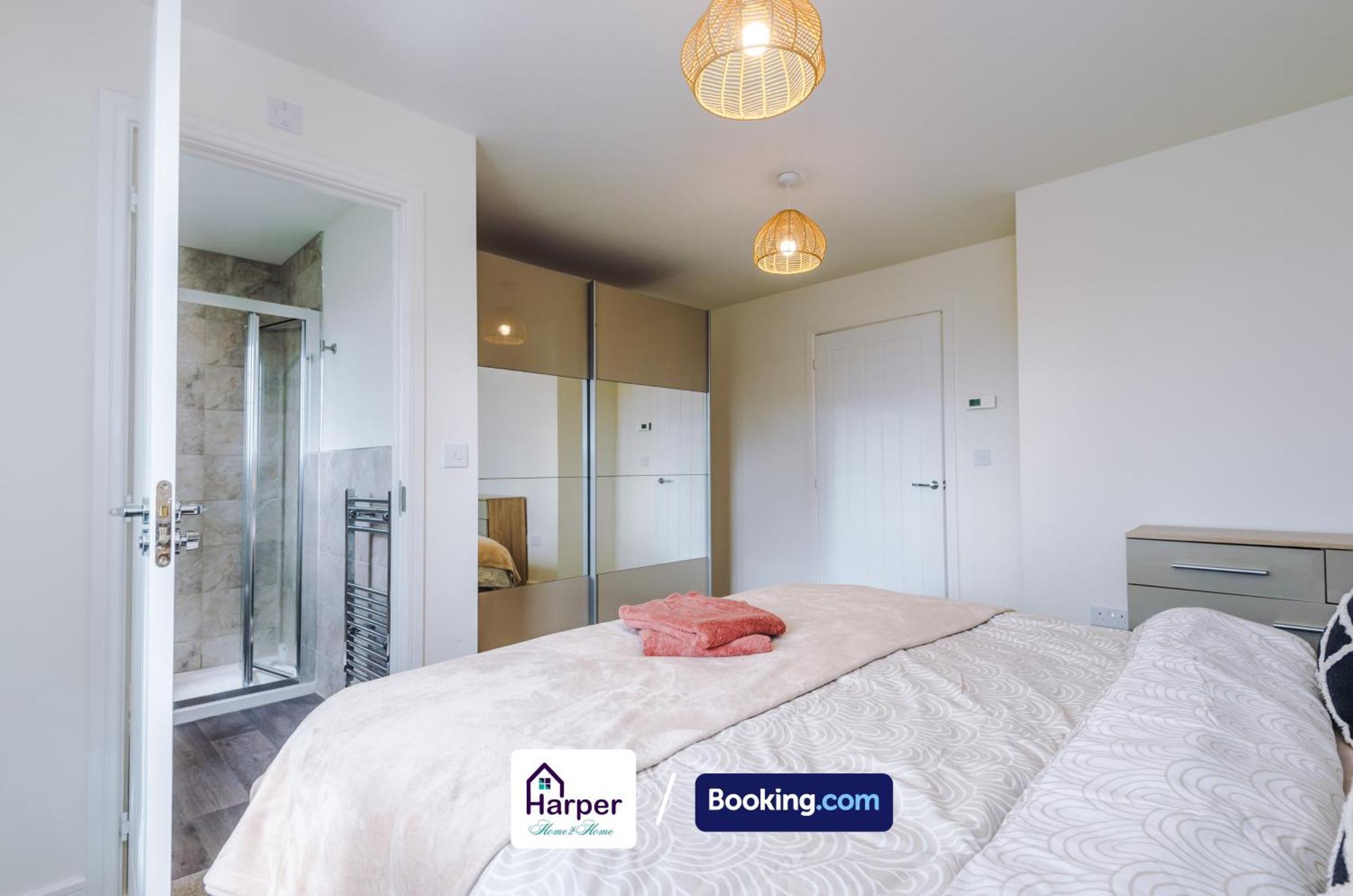 Prime Location 3 Storey By Harperletting Short Lets & Serviced Accommodation Chester With Driveway Long Or Short Stays Hough Green Dış mekan fotoğraf