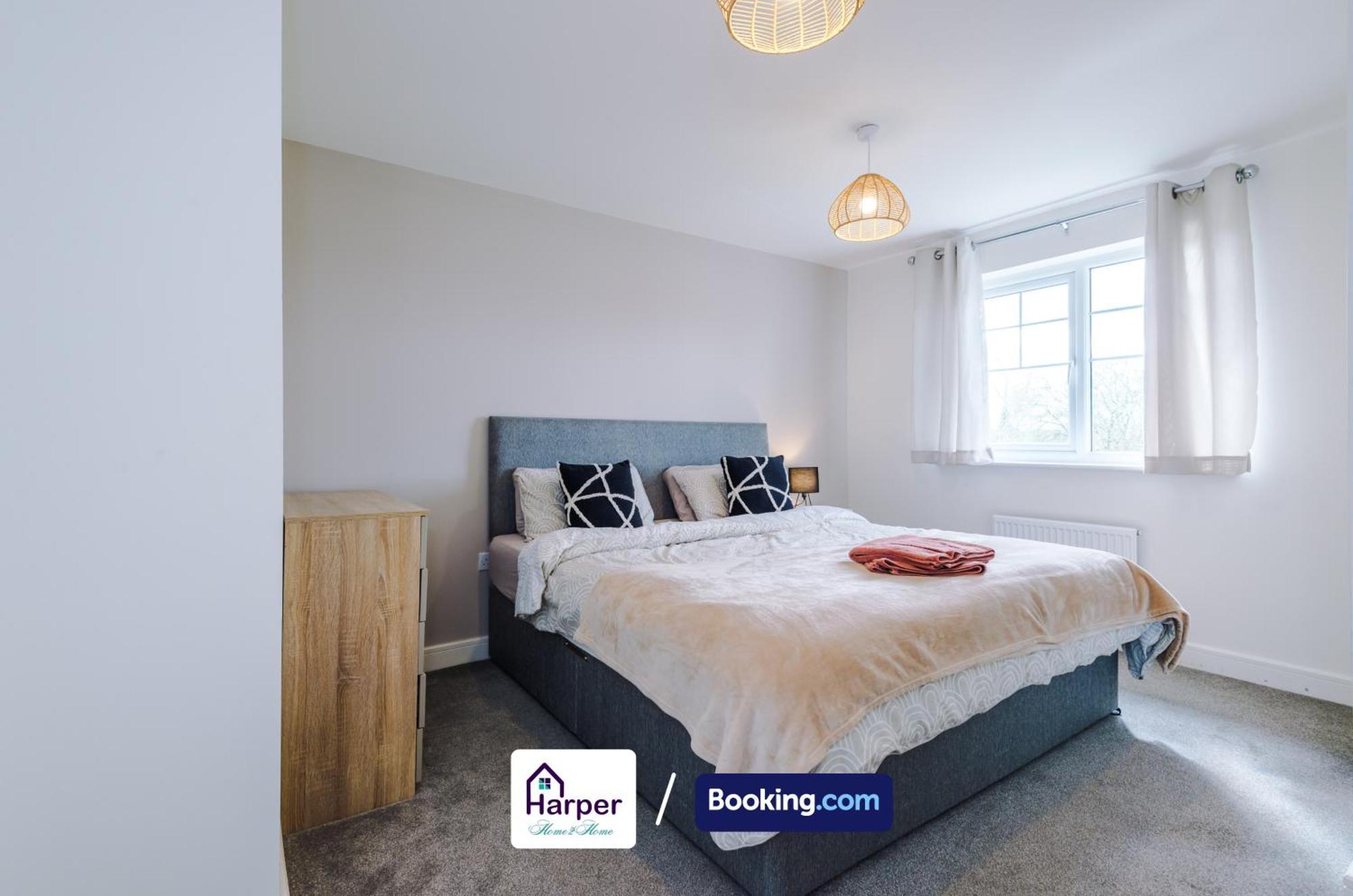 Prime Location 3 Storey By Harperletting Short Lets & Serviced Accommodation Chester With Driveway Long Or Short Stays Hough Green Dış mekan fotoğraf