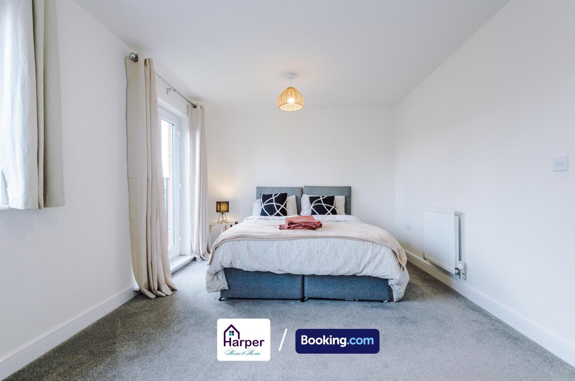 Prime Location 3 Storey By Harperletting Short Lets & Serviced Accommodation Chester With Driveway Long Or Short Stays Hough Green Dış mekan fotoğraf