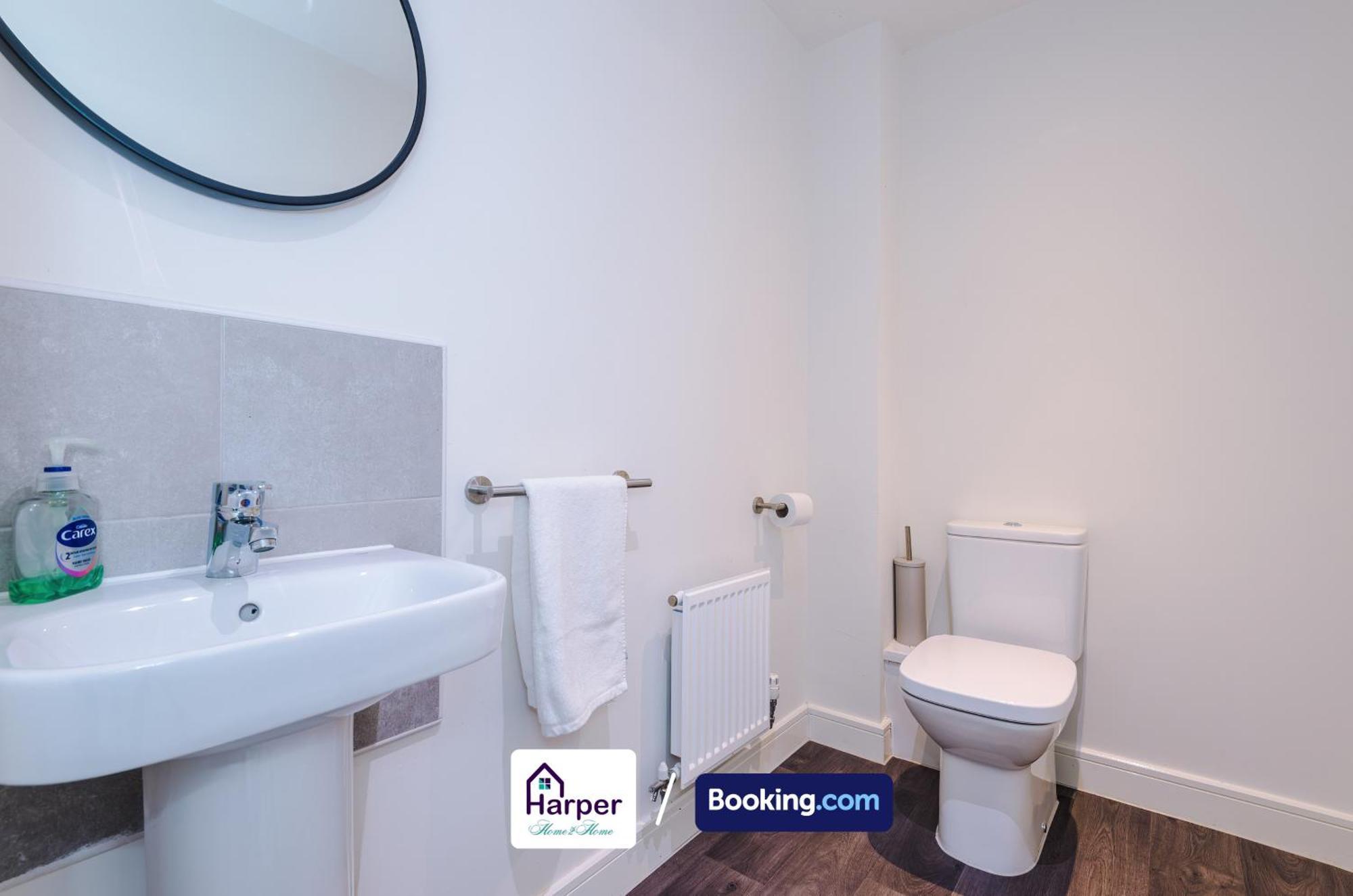 Prime Location 3 Storey By Harperletting Short Lets & Serviced Accommodation Chester With Driveway Long Or Short Stays Hough Green Dış mekan fotoğraf