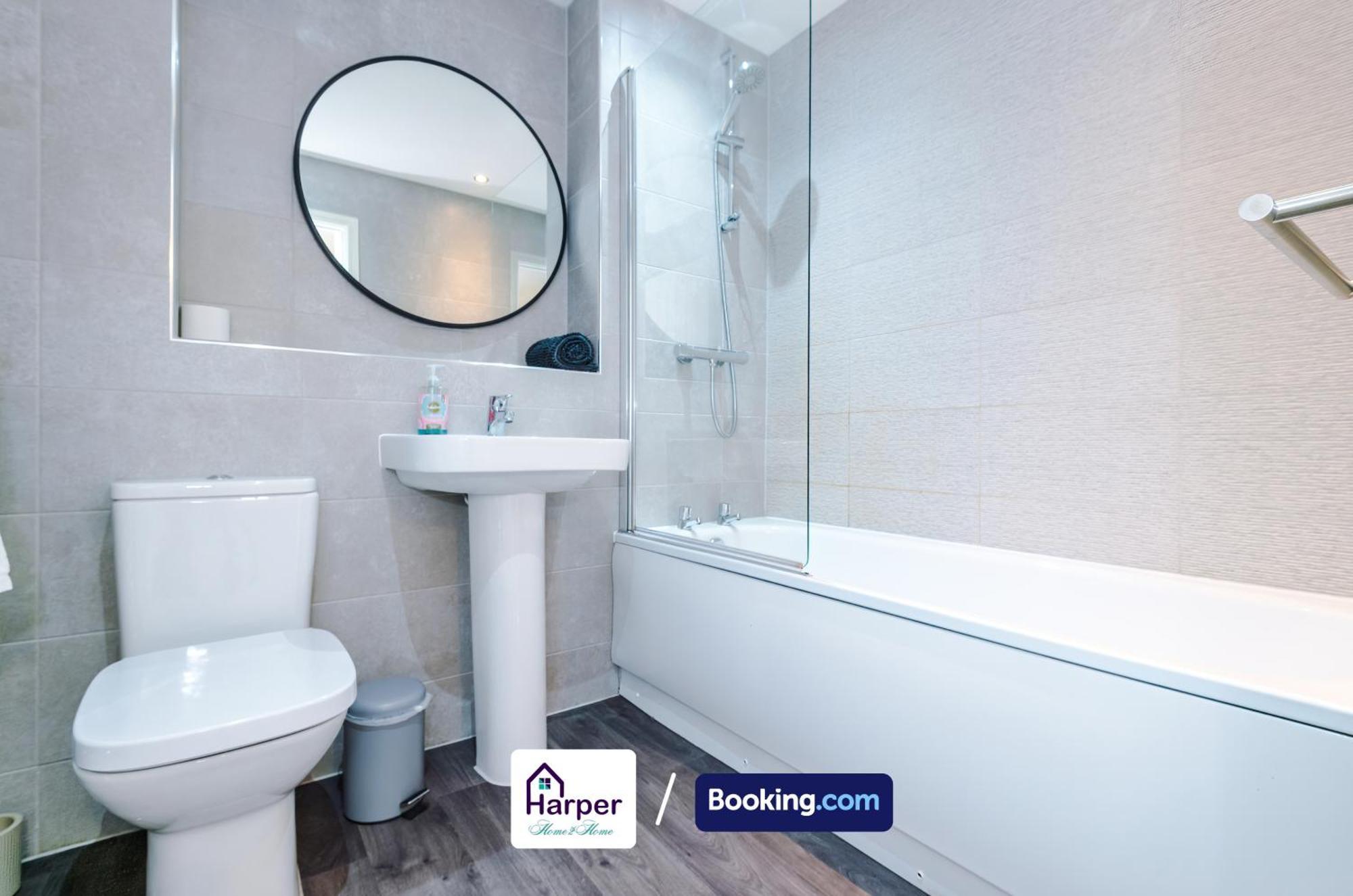 Prime Location 3 Storey By Harperletting Short Lets & Serviced Accommodation Chester With Driveway Long Or Short Stays Hough Green Dış mekan fotoğraf
