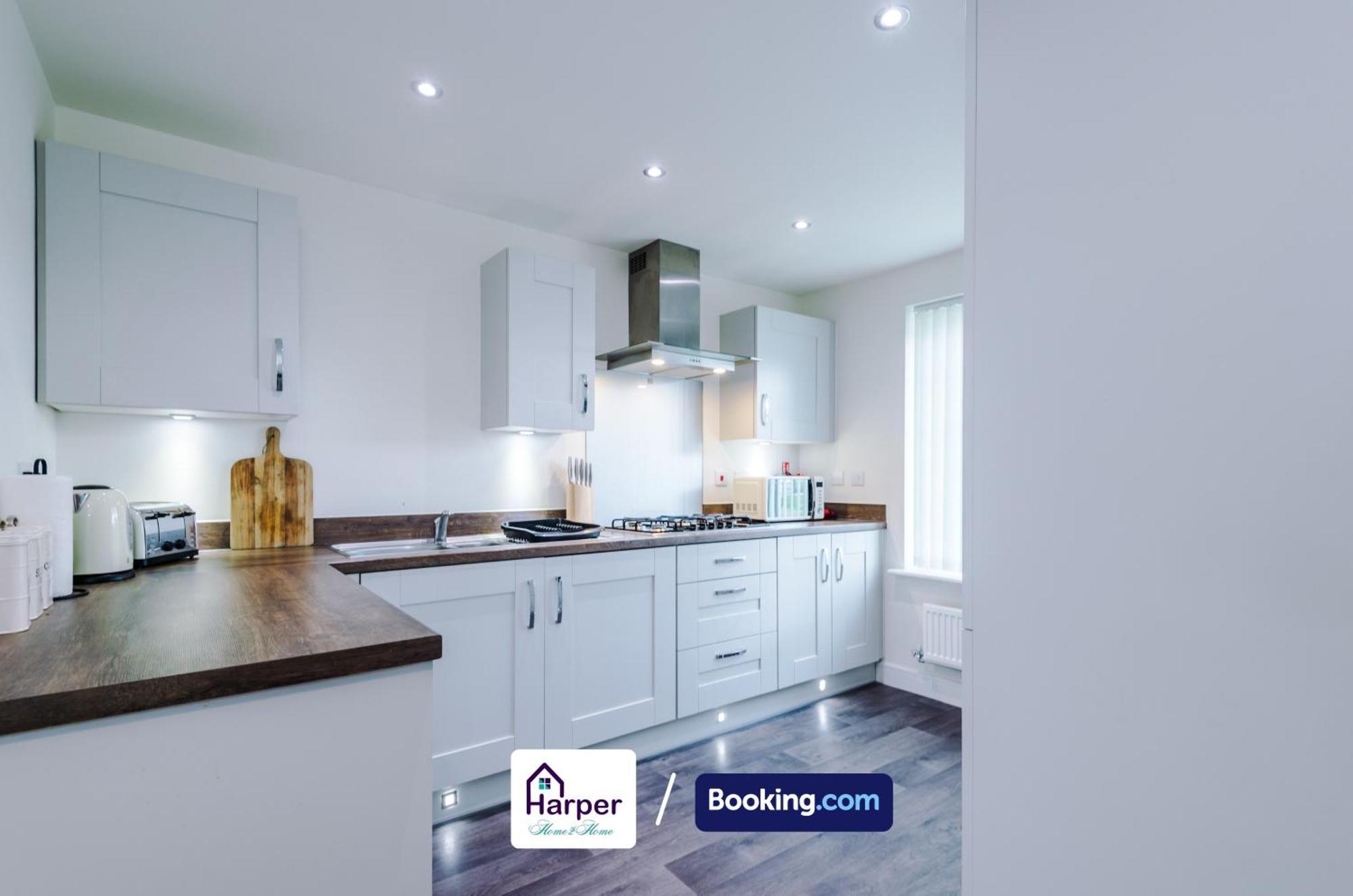 Prime Location 3 Storey By Harperletting Short Lets & Serviced Accommodation Chester With Driveway Long Or Short Stays Hough Green Dış mekan fotoğraf