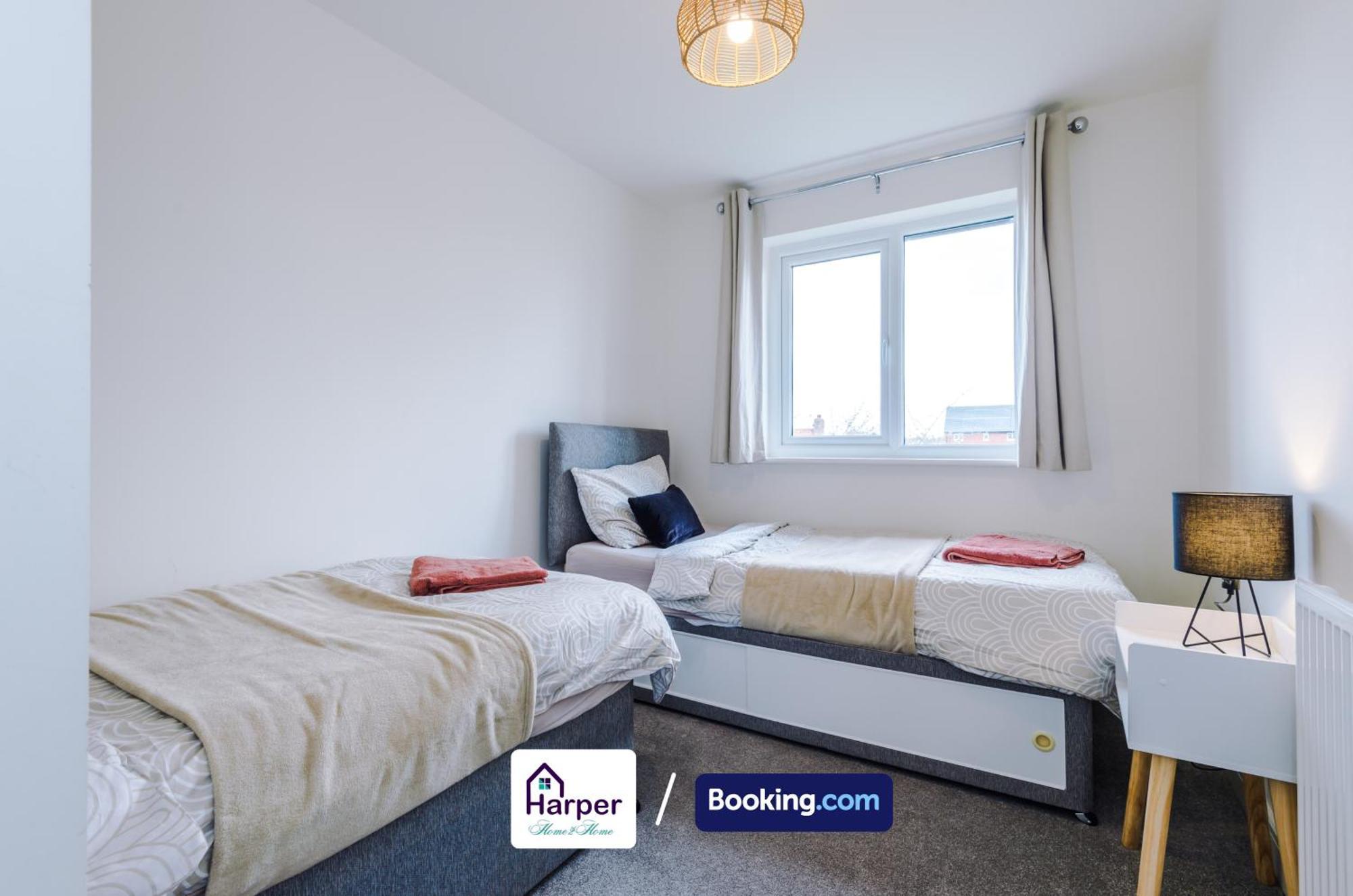 Prime Location 3 Storey By Harperletting Short Lets & Serviced Accommodation Chester With Driveway Long Or Short Stays Hough Green Dış mekan fotoğraf