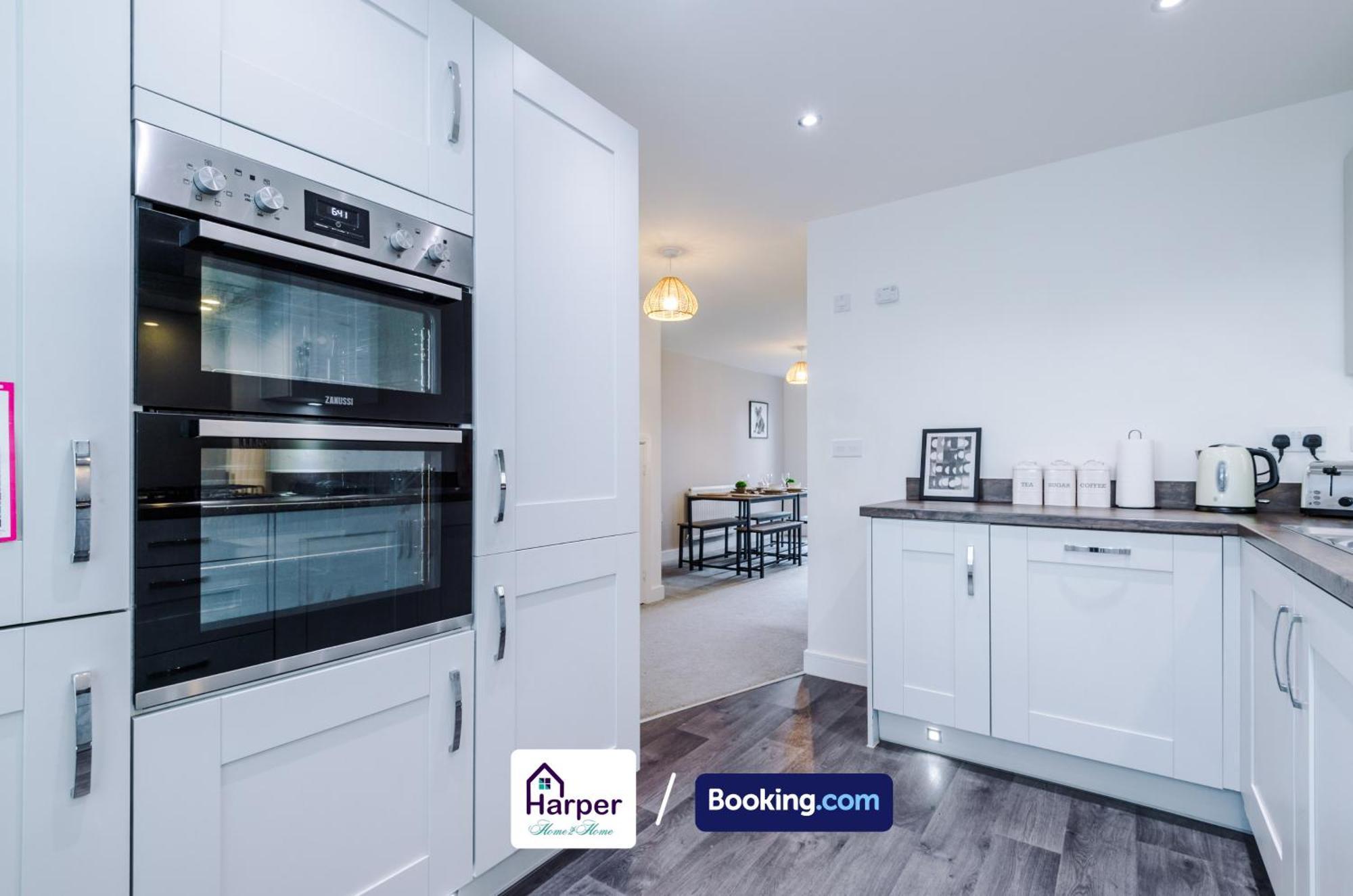 Prime Location 3 Storey By Harperletting Short Lets & Serviced Accommodation Chester With Driveway Long Or Short Stays Hough Green Dış mekan fotoğraf