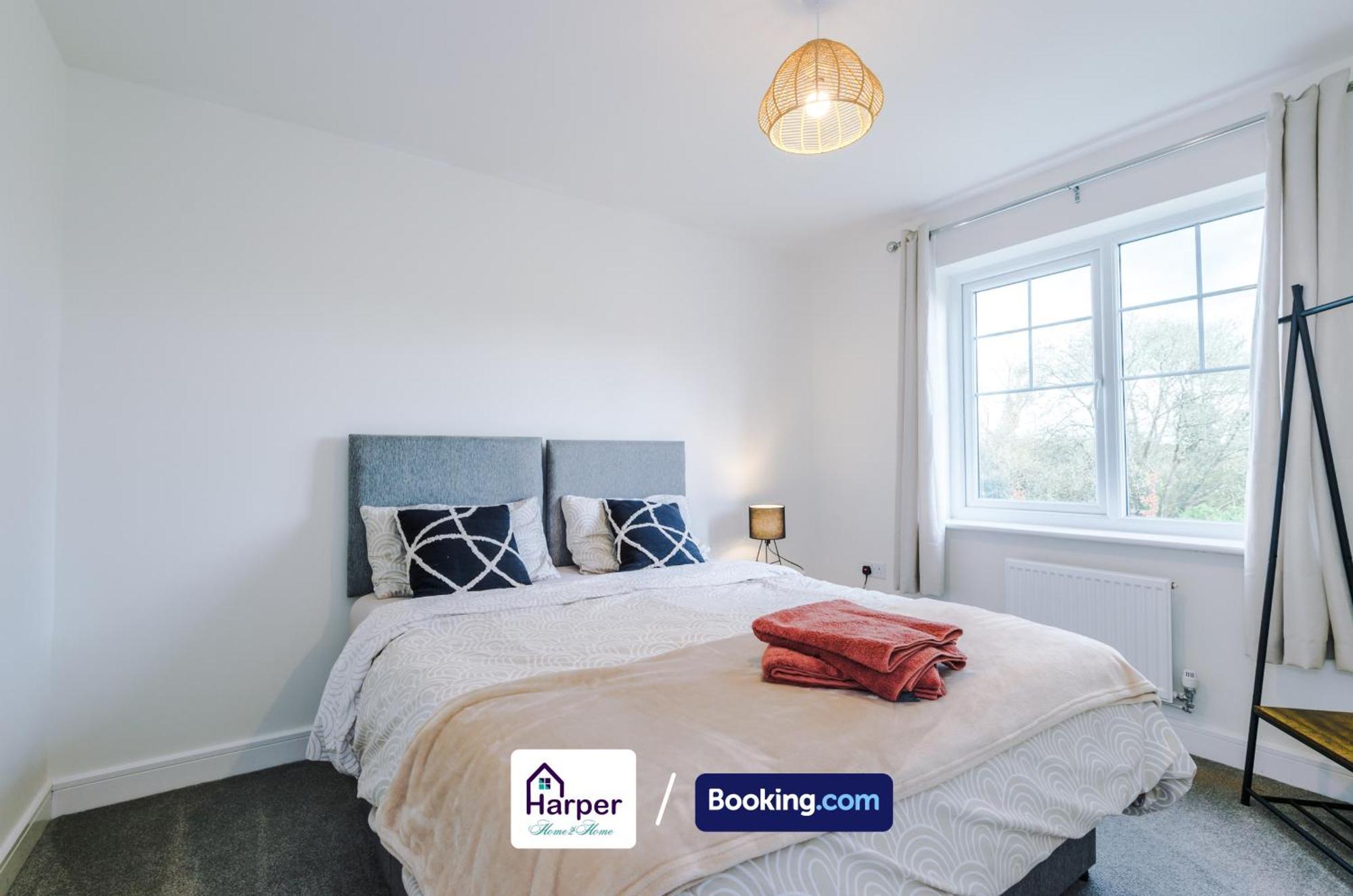 Prime Location 3 Storey By Harperletting Short Lets & Serviced Accommodation Chester With Driveway Long Or Short Stays Hough Green Dış mekan fotoğraf
