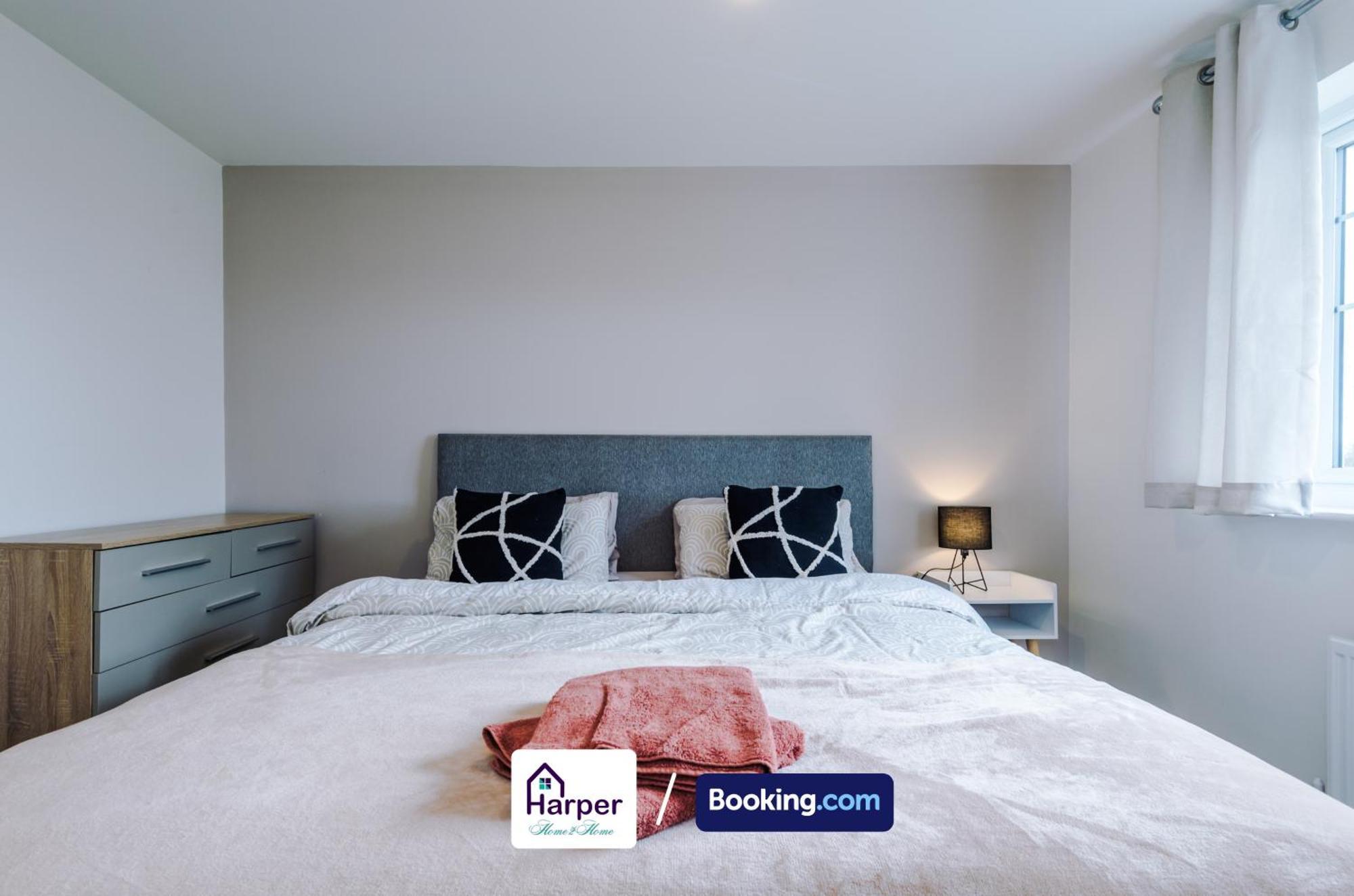 Prime Location 3 Storey By Harperletting Short Lets & Serviced Accommodation Chester With Driveway Long Or Short Stays Hough Green Dış mekan fotoğraf