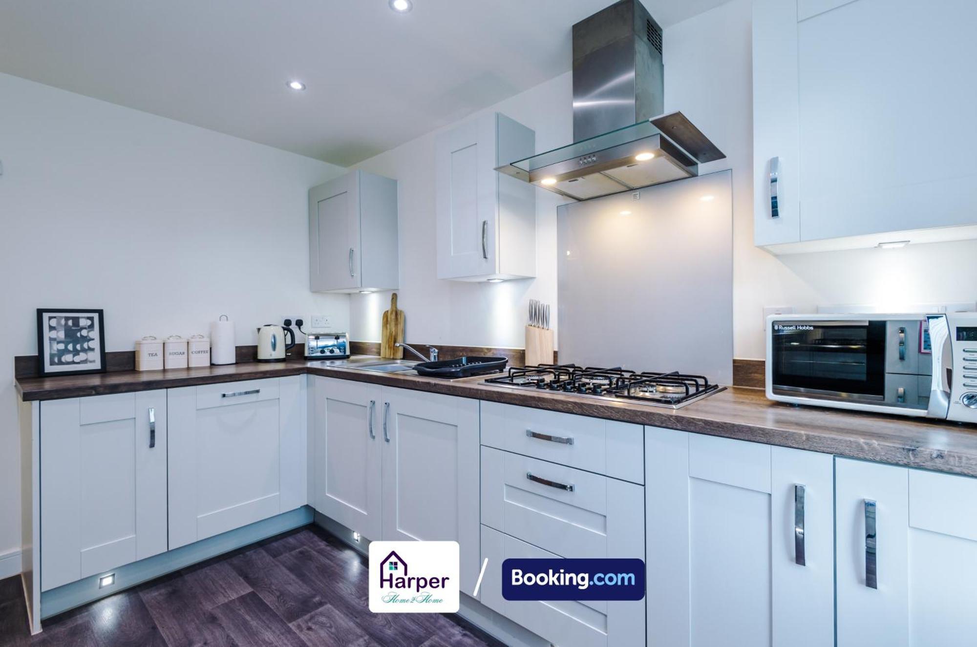 Prime Location 3 Storey By Harperletting Short Lets & Serviced Accommodation Chester With Driveway Long Or Short Stays Hough Green Dış mekan fotoğraf