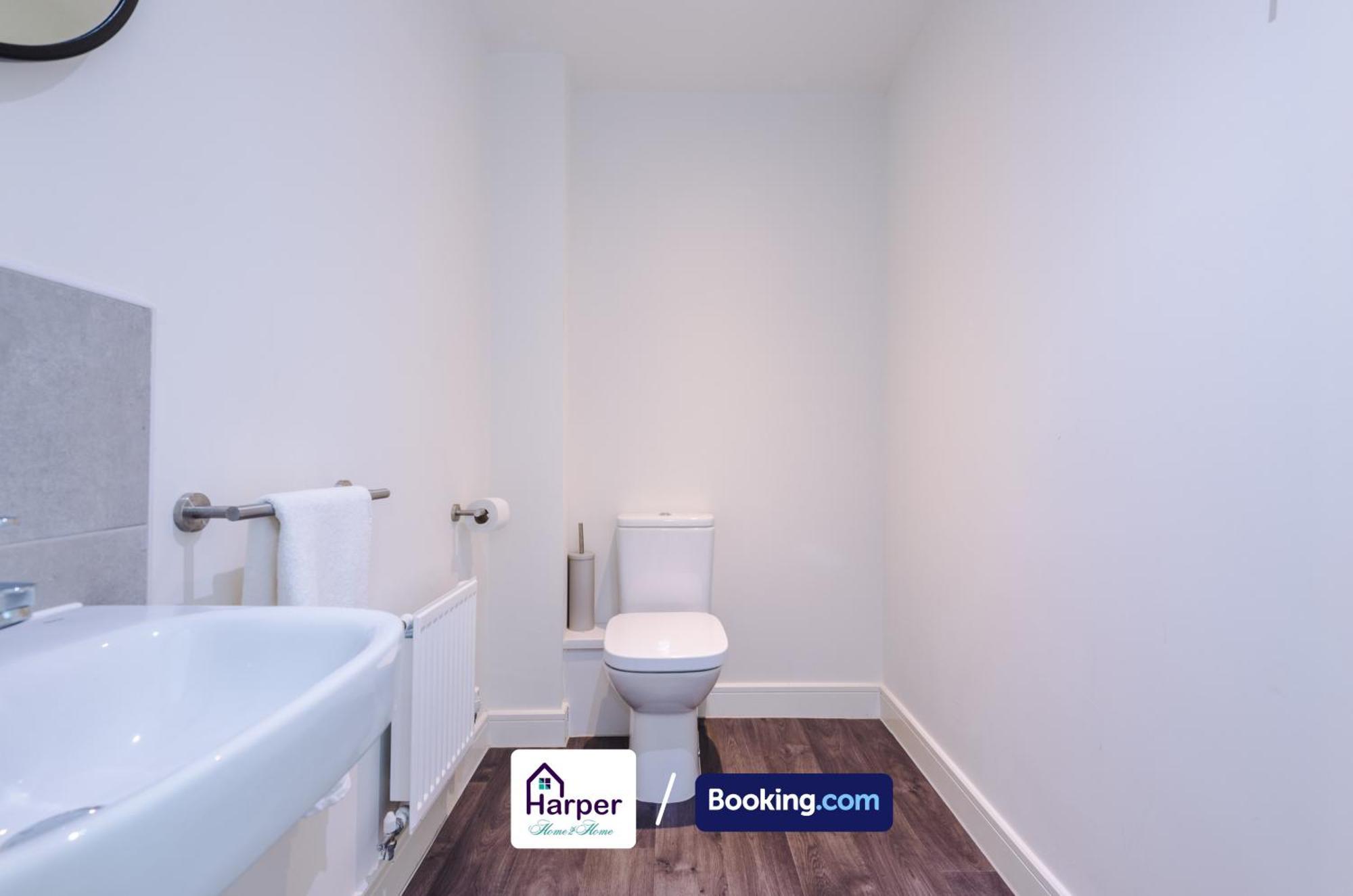 Prime Location 3 Storey By Harperletting Short Lets & Serviced Accommodation Chester With Driveway Long Or Short Stays Hough Green Dış mekan fotoğraf
