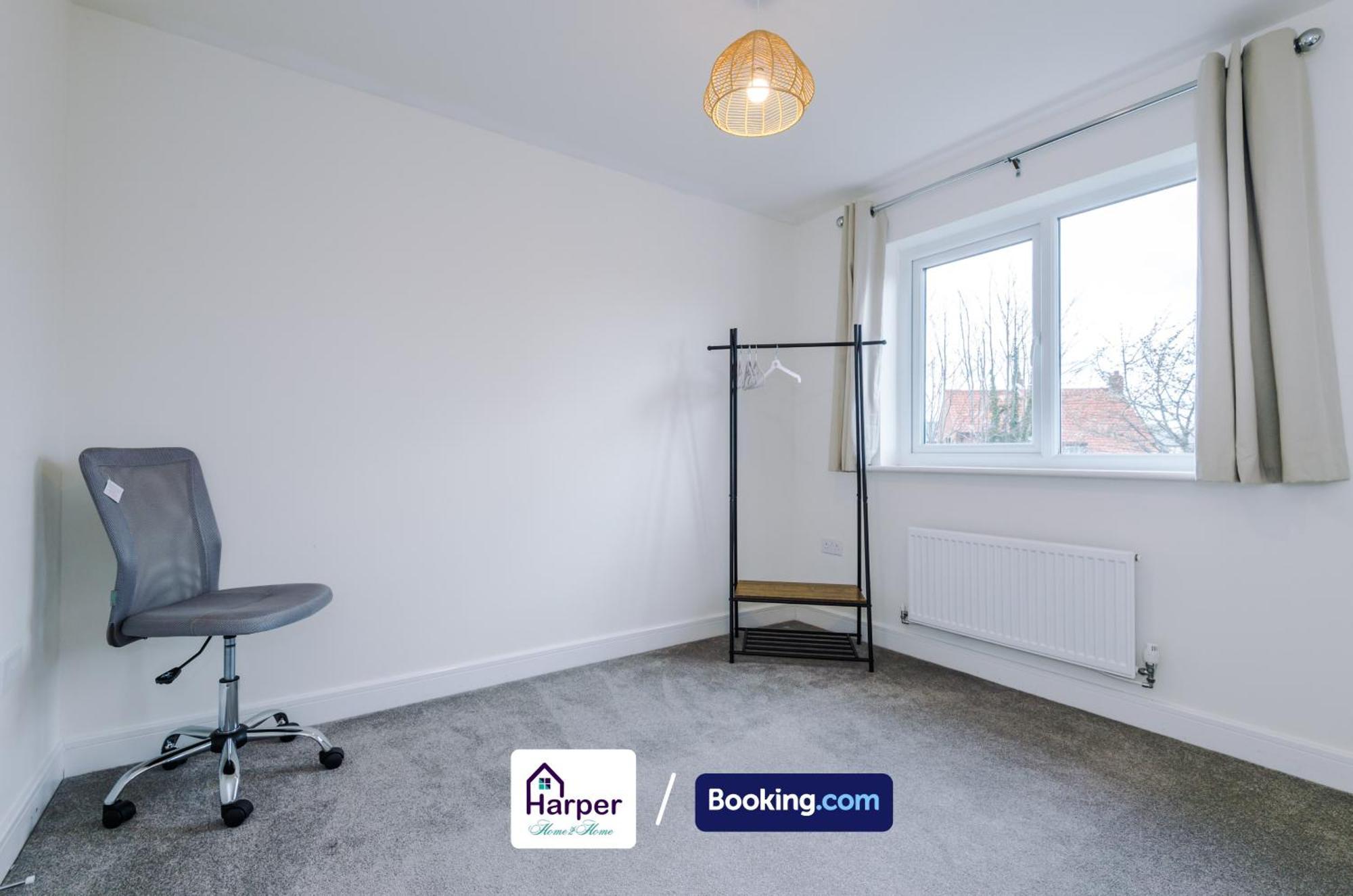 Prime Location 3 Storey By Harperletting Short Lets & Serviced Accommodation Chester With Driveway Long Or Short Stays Hough Green Dış mekan fotoğraf