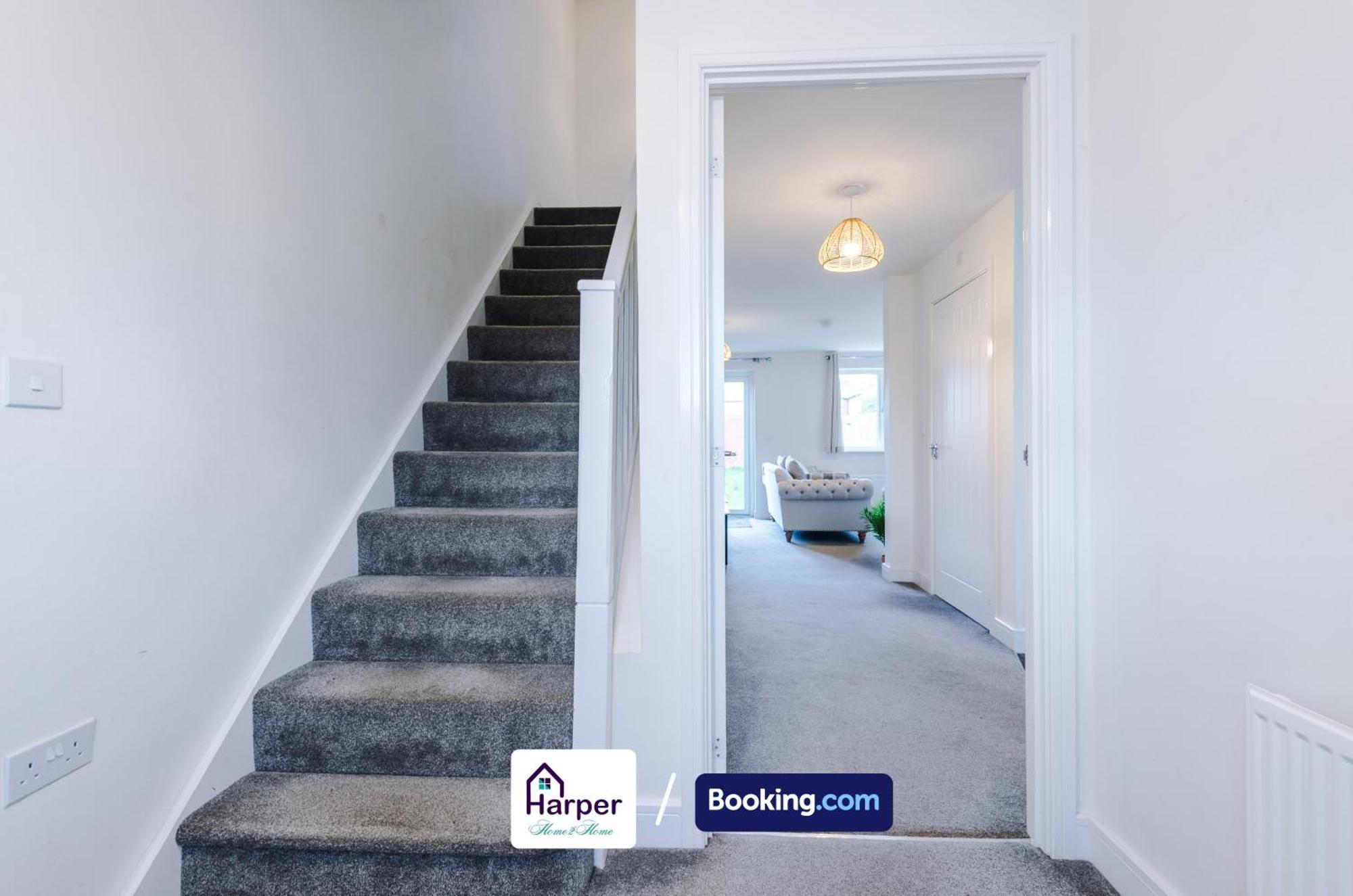 Prime Location 3 Storey By Harperletting Short Lets & Serviced Accommodation Chester With Driveway Long Or Short Stays Hough Green Dış mekan fotoğraf