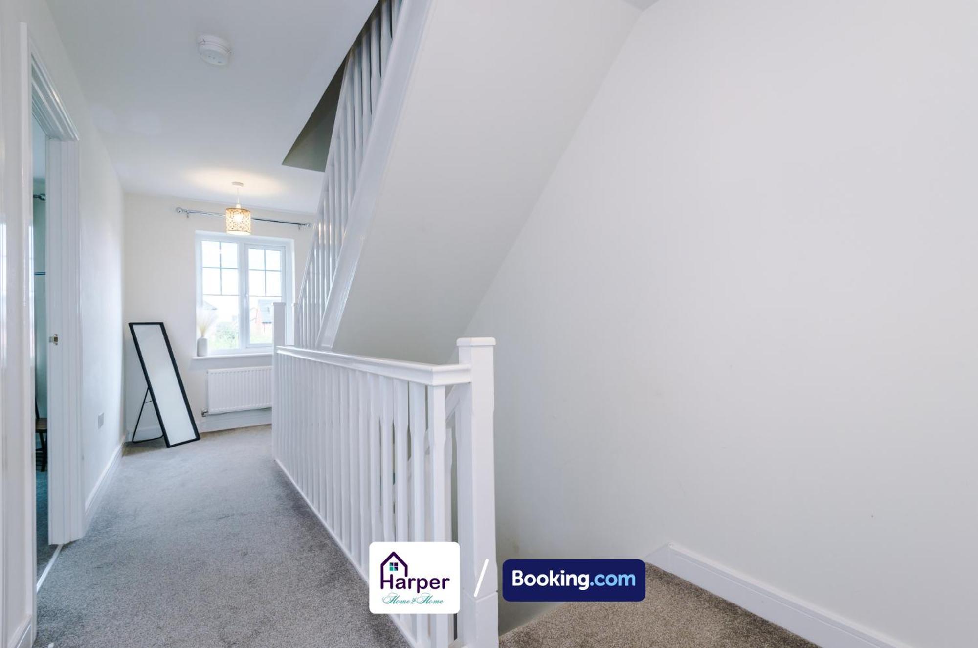 Prime Location 3 Storey By Harperletting Short Lets & Serviced Accommodation Chester With Driveway Long Or Short Stays Hough Green Dış mekan fotoğraf