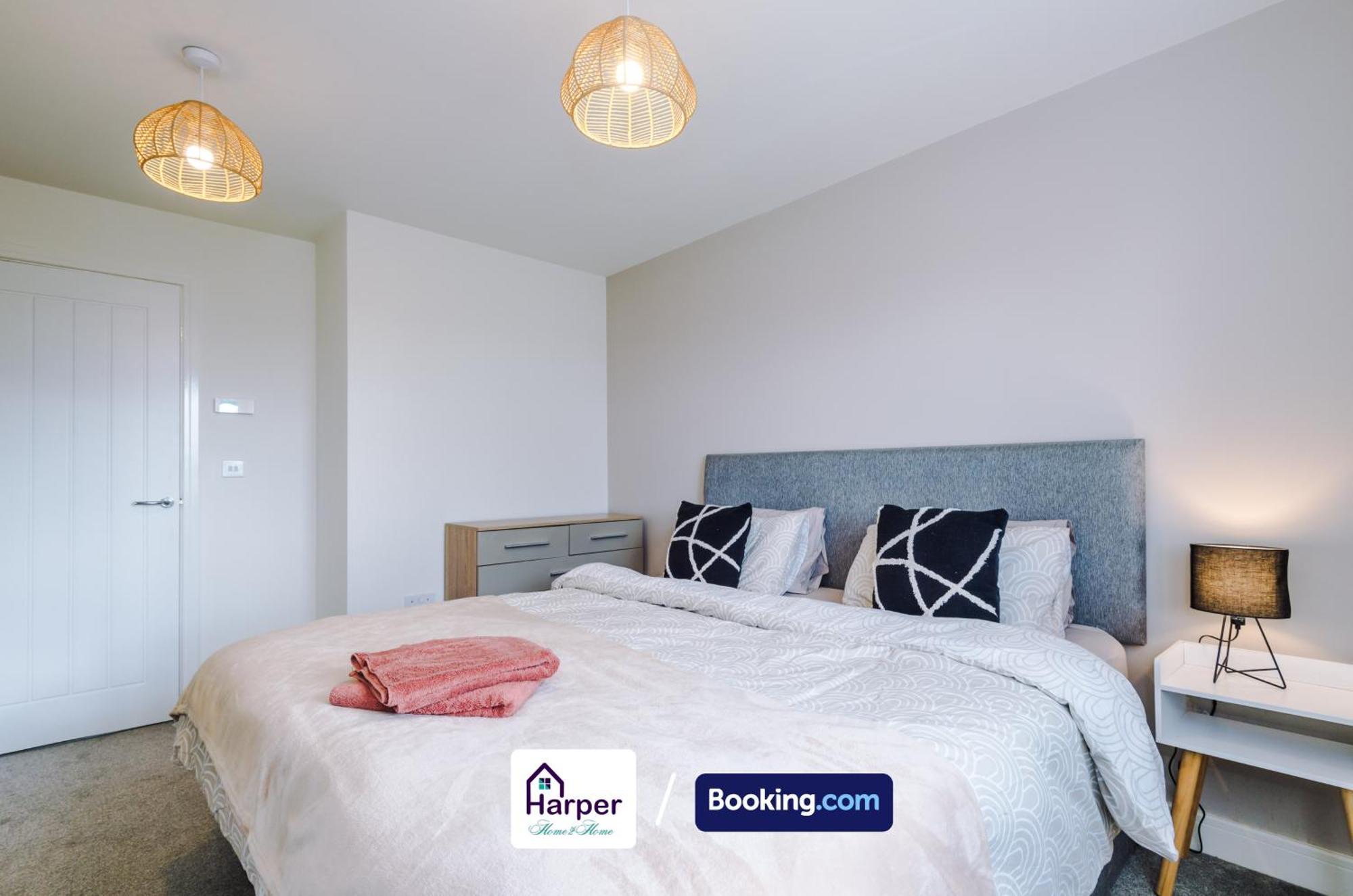 Prime Location 3 Storey By Harperletting Short Lets & Serviced Accommodation Chester With Driveway Long Or Short Stays Hough Green Dış mekan fotoğraf