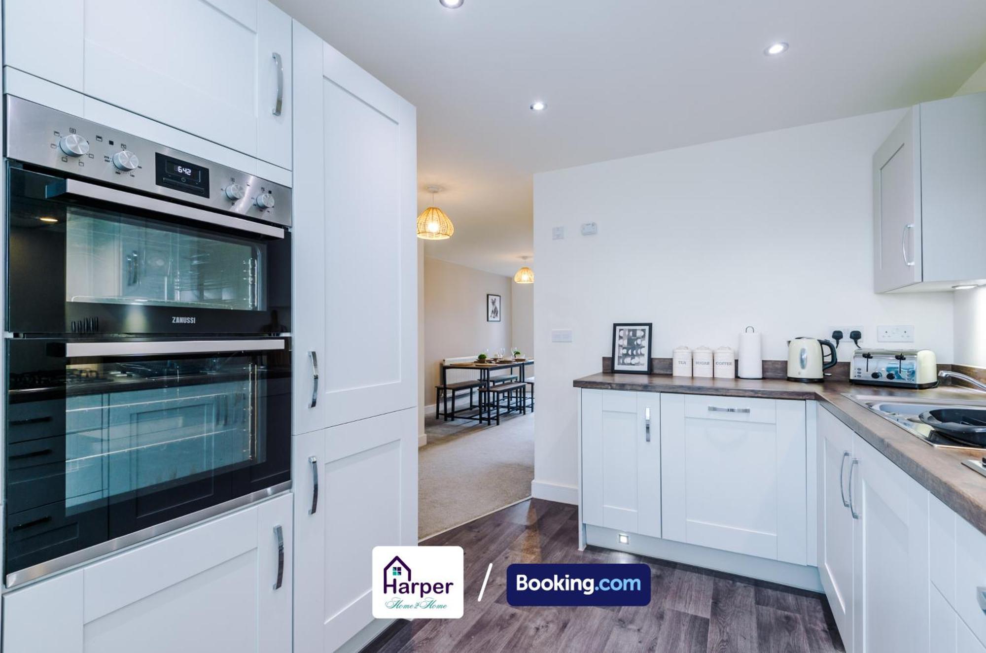 Prime Location 3 Storey By Harperletting Short Lets & Serviced Accommodation Chester With Driveway Long Or Short Stays Hough Green Dış mekan fotoğraf