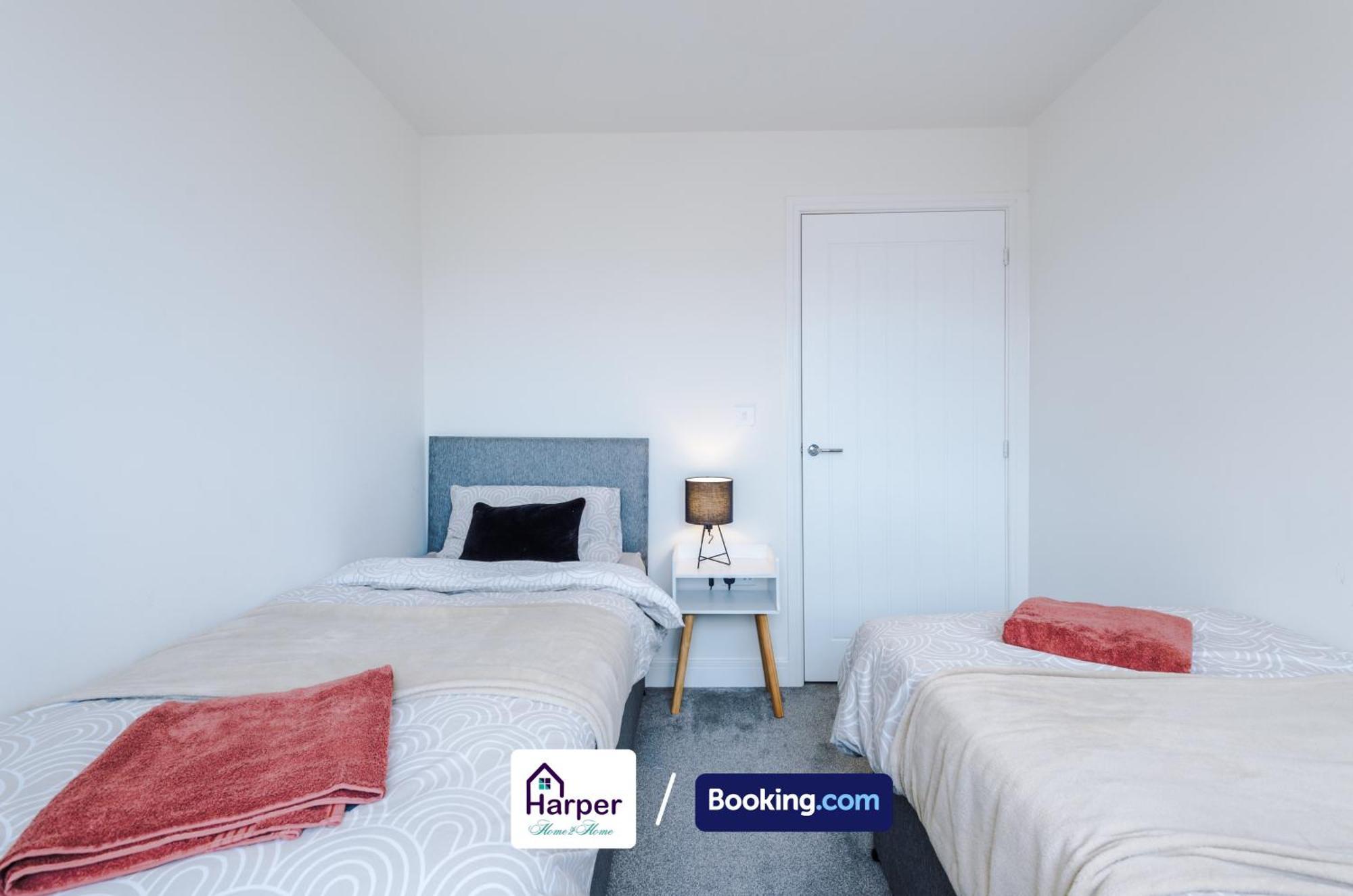 Prime Location 3 Storey By Harperletting Short Lets & Serviced Accommodation Chester With Driveway Long Or Short Stays Hough Green Dış mekan fotoğraf
