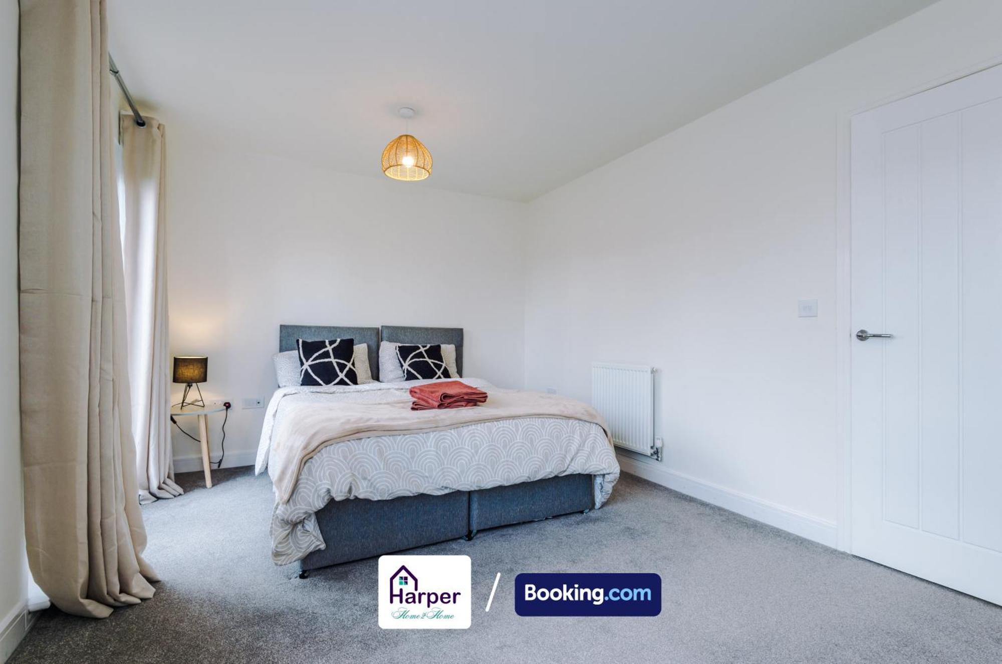 Prime Location 3 Storey By Harperletting Short Lets & Serviced Accommodation Chester With Driveway Long Or Short Stays Hough Green Dış mekan fotoğraf
