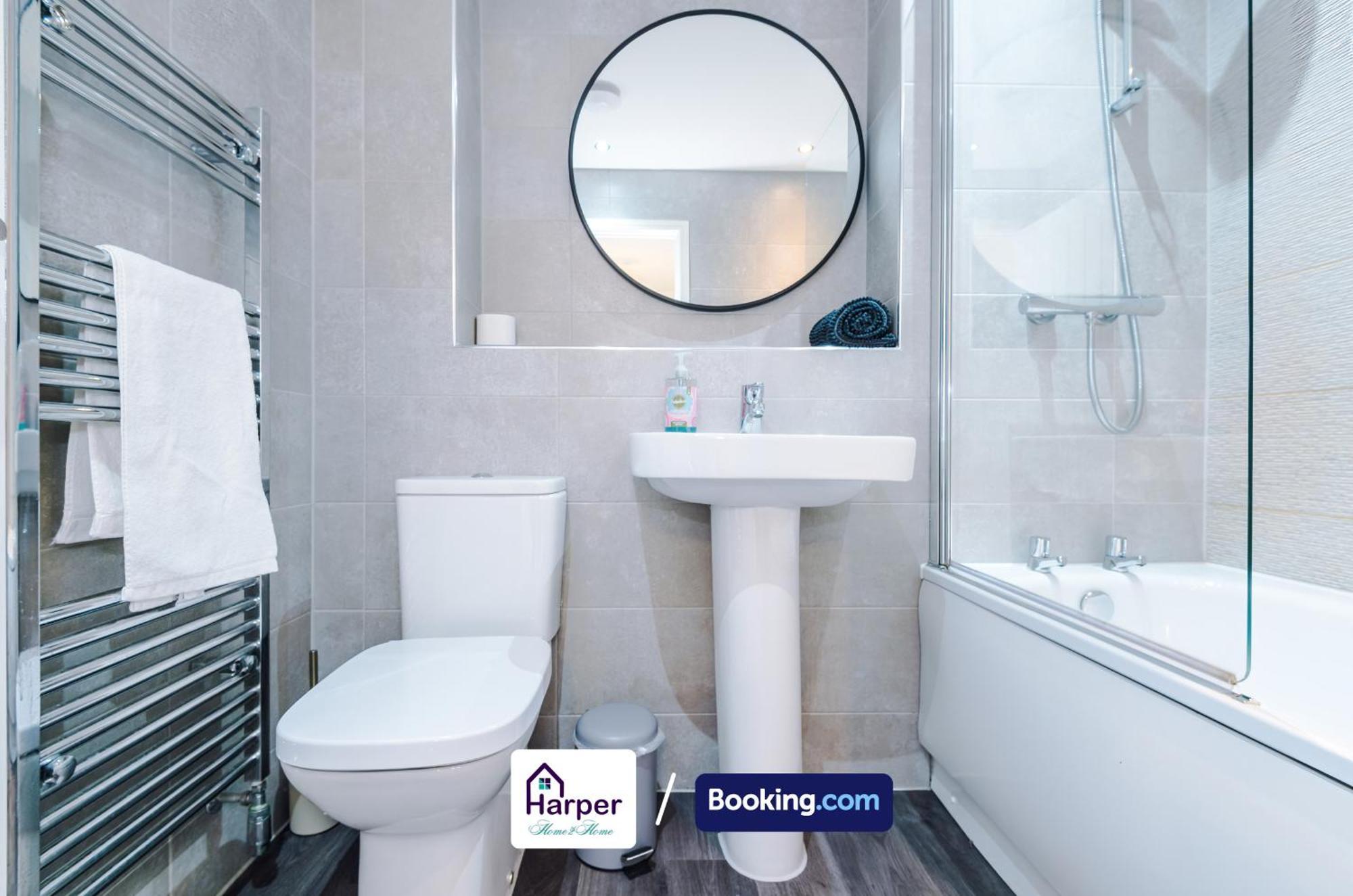 Prime Location 3 Storey By Harperletting Short Lets & Serviced Accommodation Chester With Driveway Long Or Short Stays Hough Green Dış mekan fotoğraf