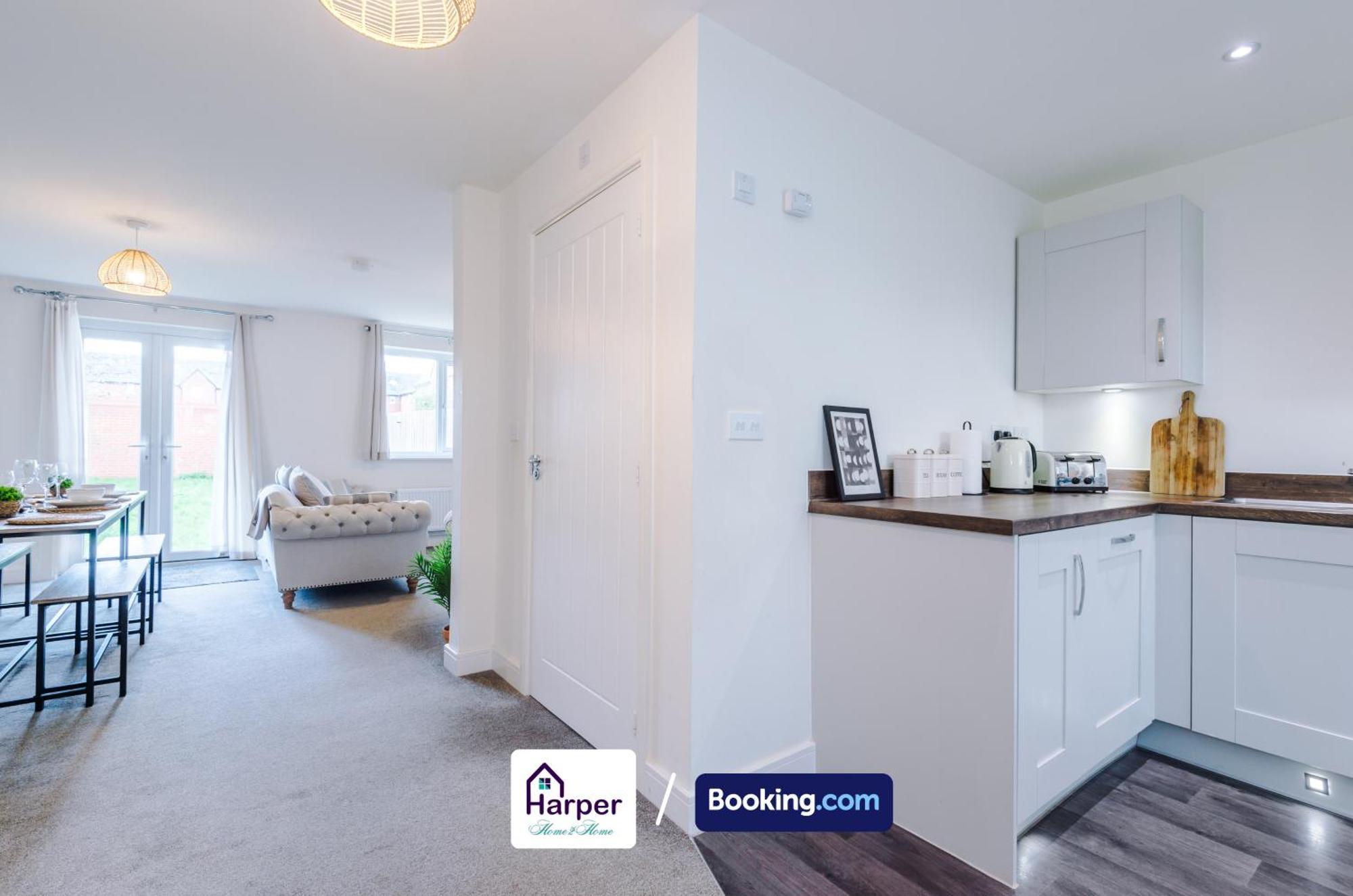 Prime Location 3 Storey By Harperletting Short Lets & Serviced Accommodation Chester With Driveway Long Or Short Stays Hough Green Dış mekan fotoğraf