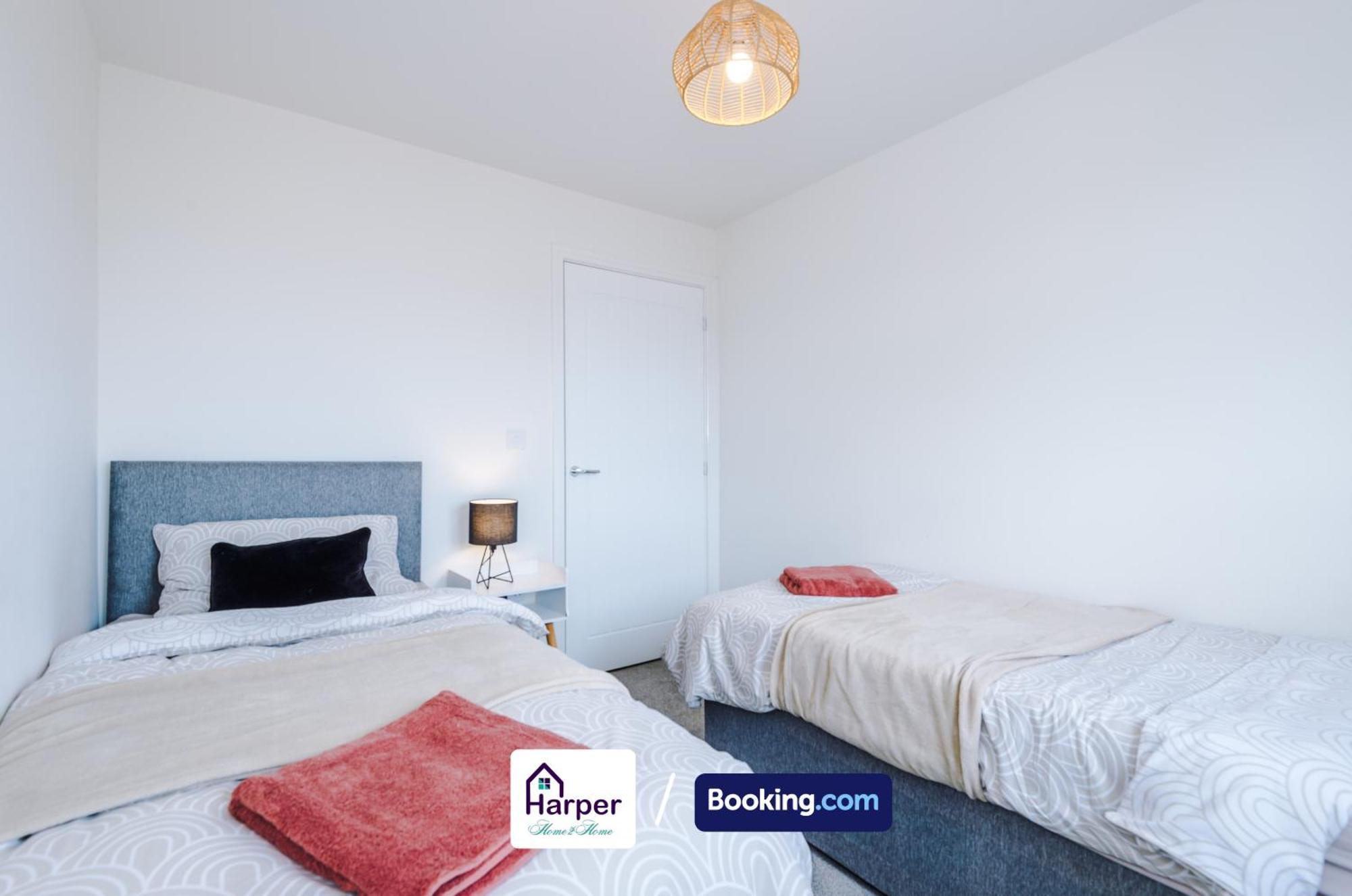 Prime Location 3 Storey By Harperletting Short Lets & Serviced Accommodation Chester With Driveway Long Or Short Stays Hough Green Dış mekan fotoğraf