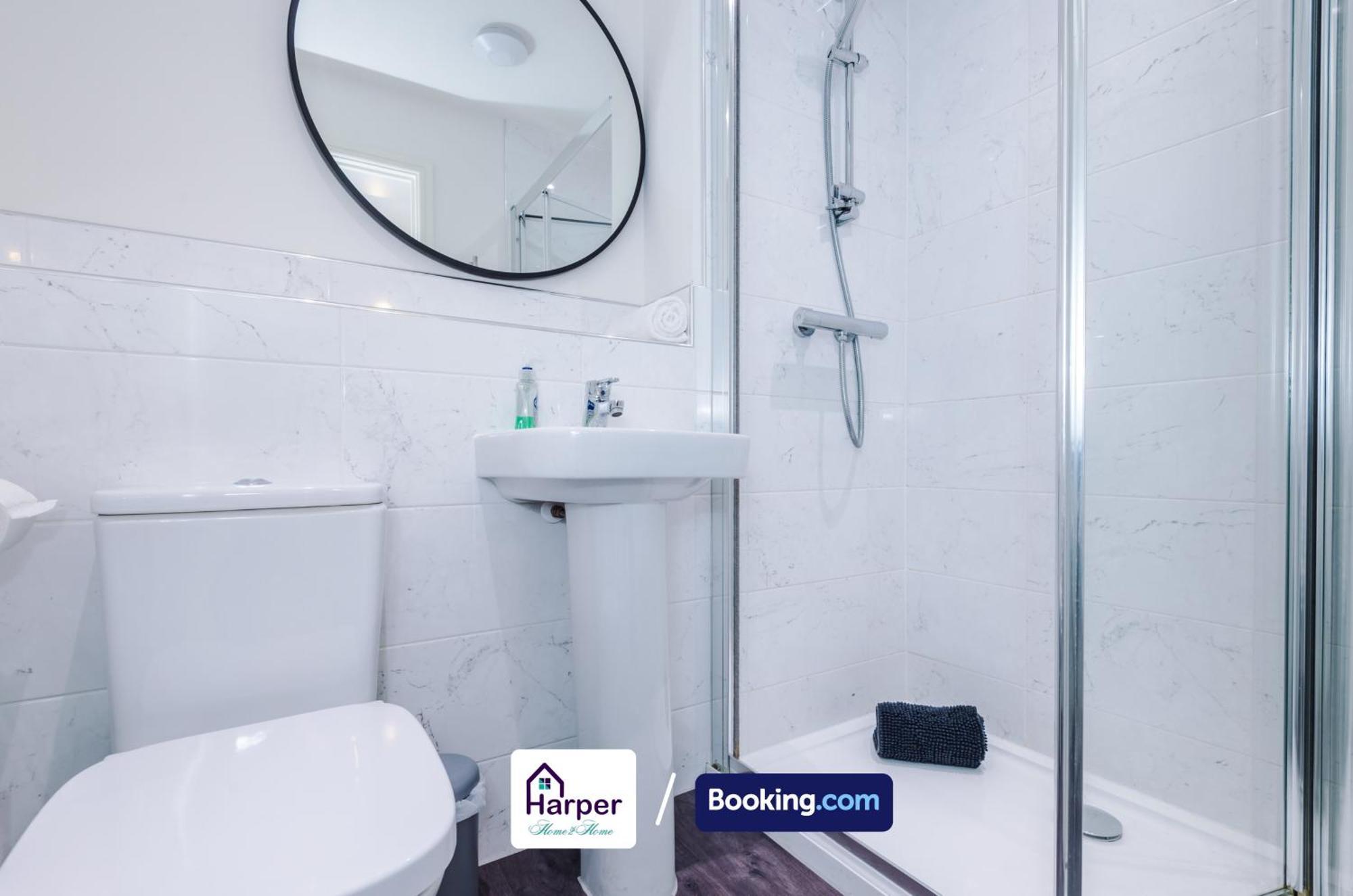 Prime Location 3 Storey By Harperletting Short Lets & Serviced Accommodation Chester With Driveway Long Or Short Stays Hough Green Dış mekan fotoğraf