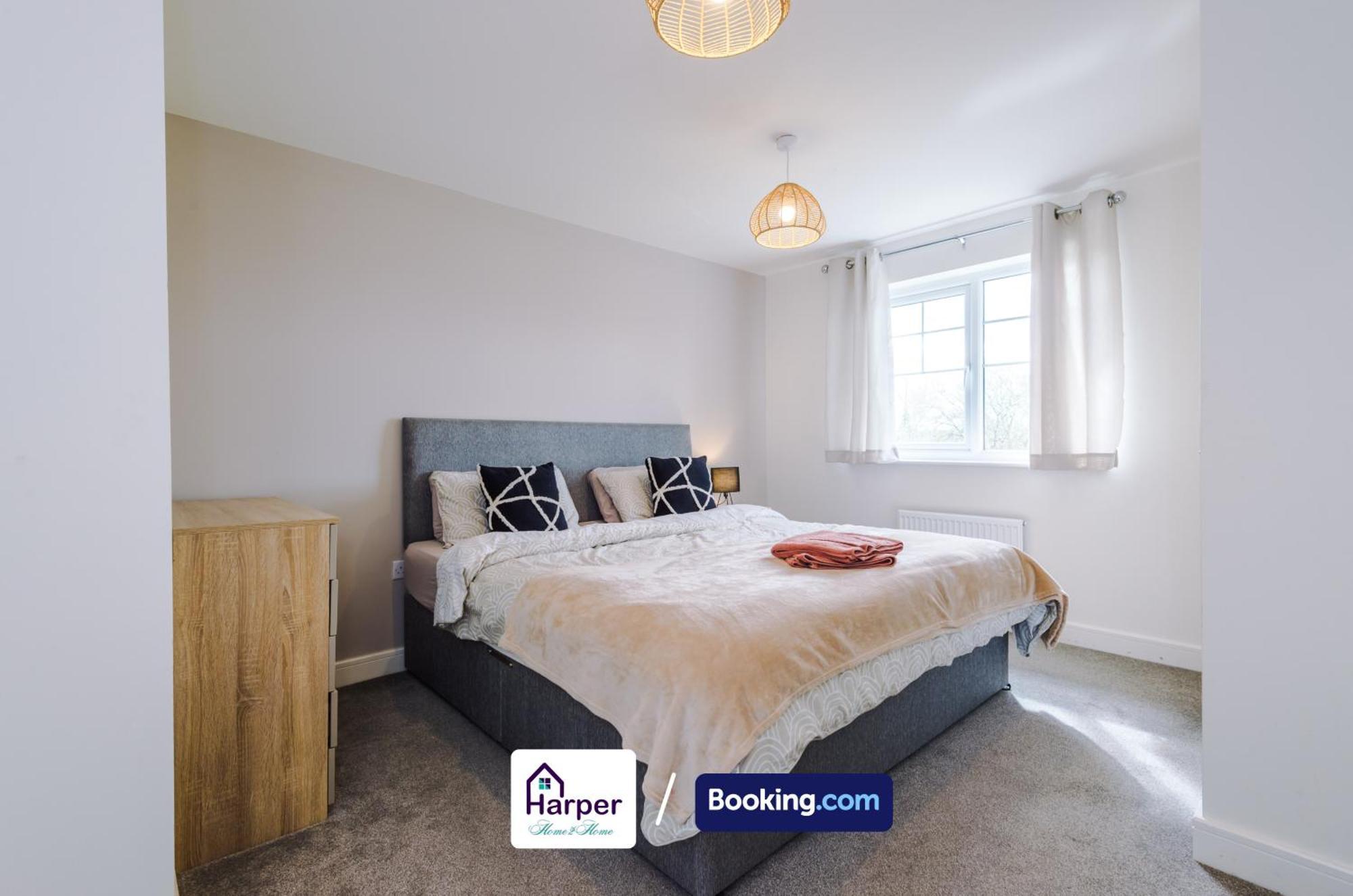Prime Location 3 Storey By Harperletting Short Lets & Serviced Accommodation Chester With Driveway Long Or Short Stays Hough Green Dış mekan fotoğraf