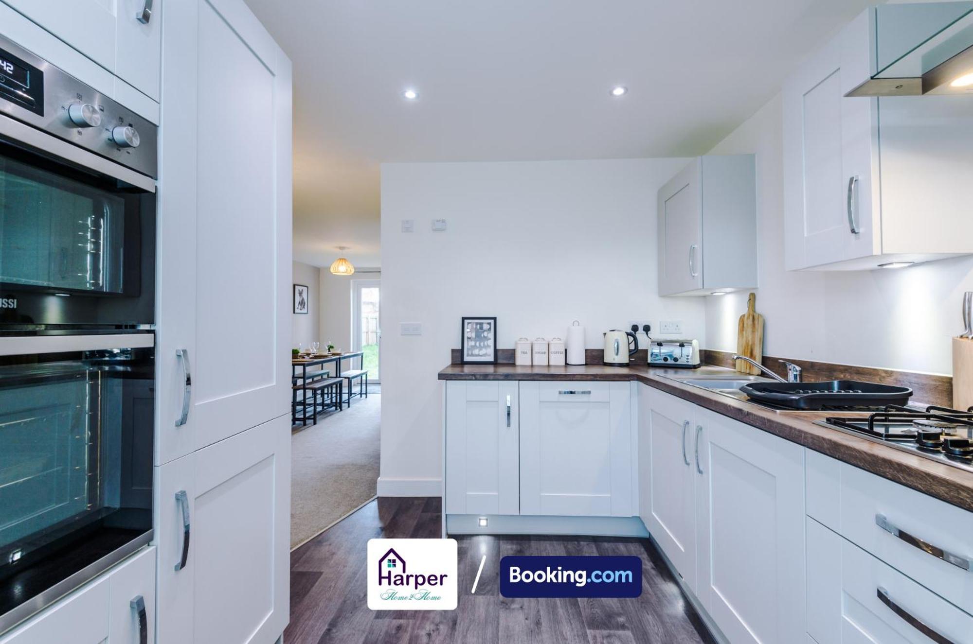 Prime Location 3 Storey By Harperletting Short Lets & Serviced Accommodation Chester With Driveway Long Or Short Stays Hough Green Dış mekan fotoğraf