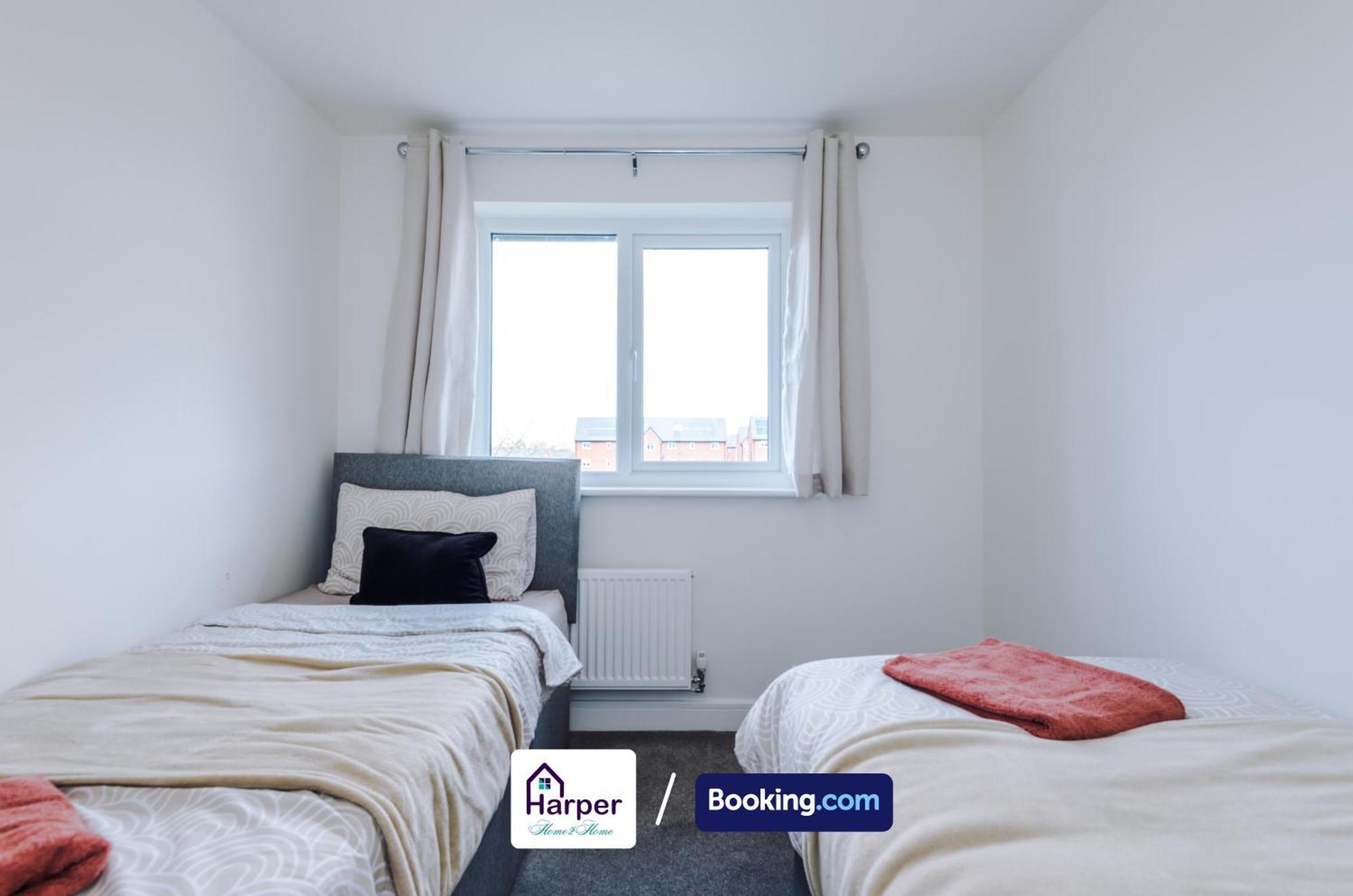 Prime Location 3 Storey By Harperletting Short Lets & Serviced Accommodation Chester With Driveway Long Or Short Stays Hough Green Dış mekan fotoğraf