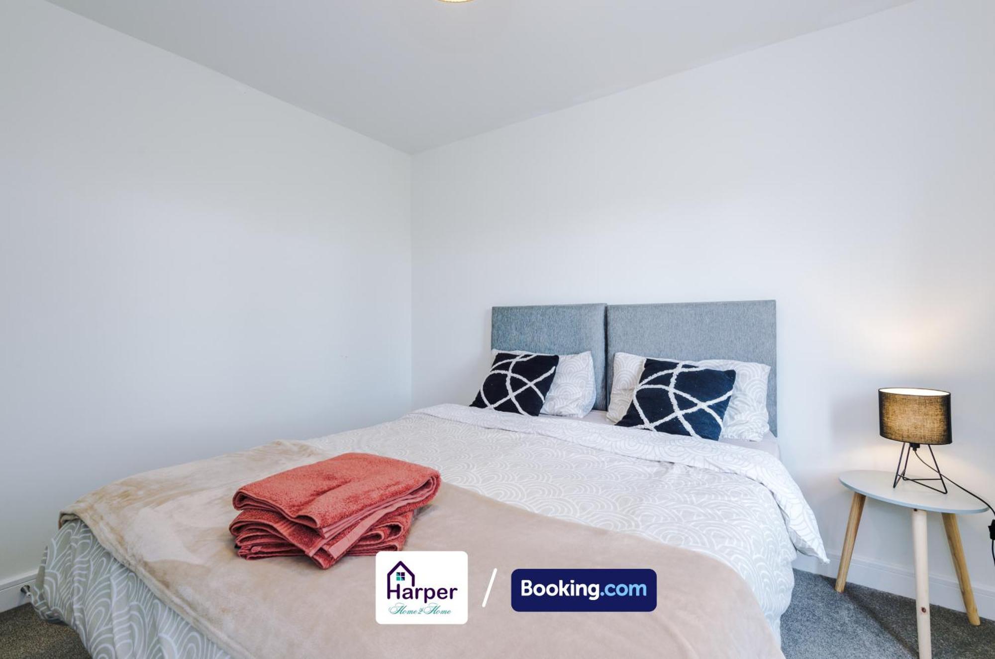 Prime Location 3 Storey By Harperletting Short Lets & Serviced Accommodation Chester With Driveway Long Or Short Stays Hough Green Dış mekan fotoğraf