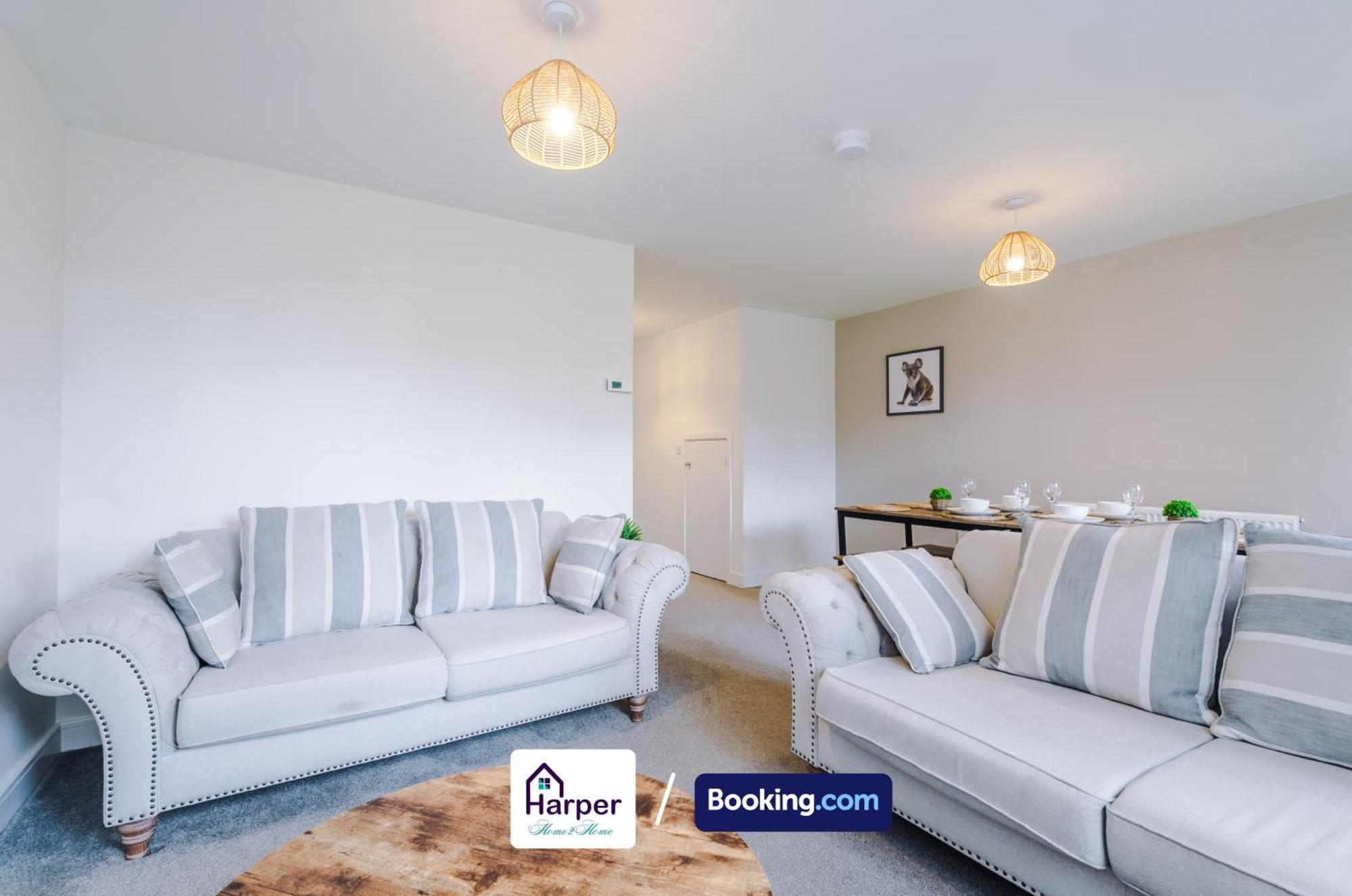 Prime Location 3 Storey By Harperletting Short Lets & Serviced Accommodation Chester With Driveway Long Or Short Stays Hough Green Dış mekan fotoğraf