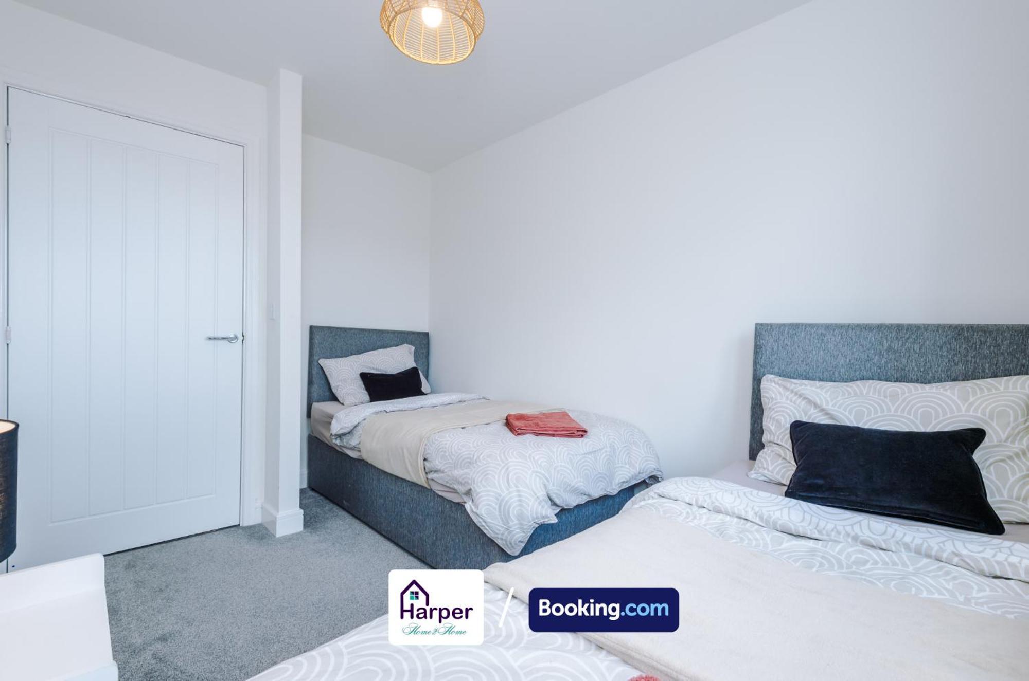 Prime Location 3 Storey By Harperletting Short Lets & Serviced Accommodation Chester With Driveway Long Or Short Stays Hough Green Dış mekan fotoğraf