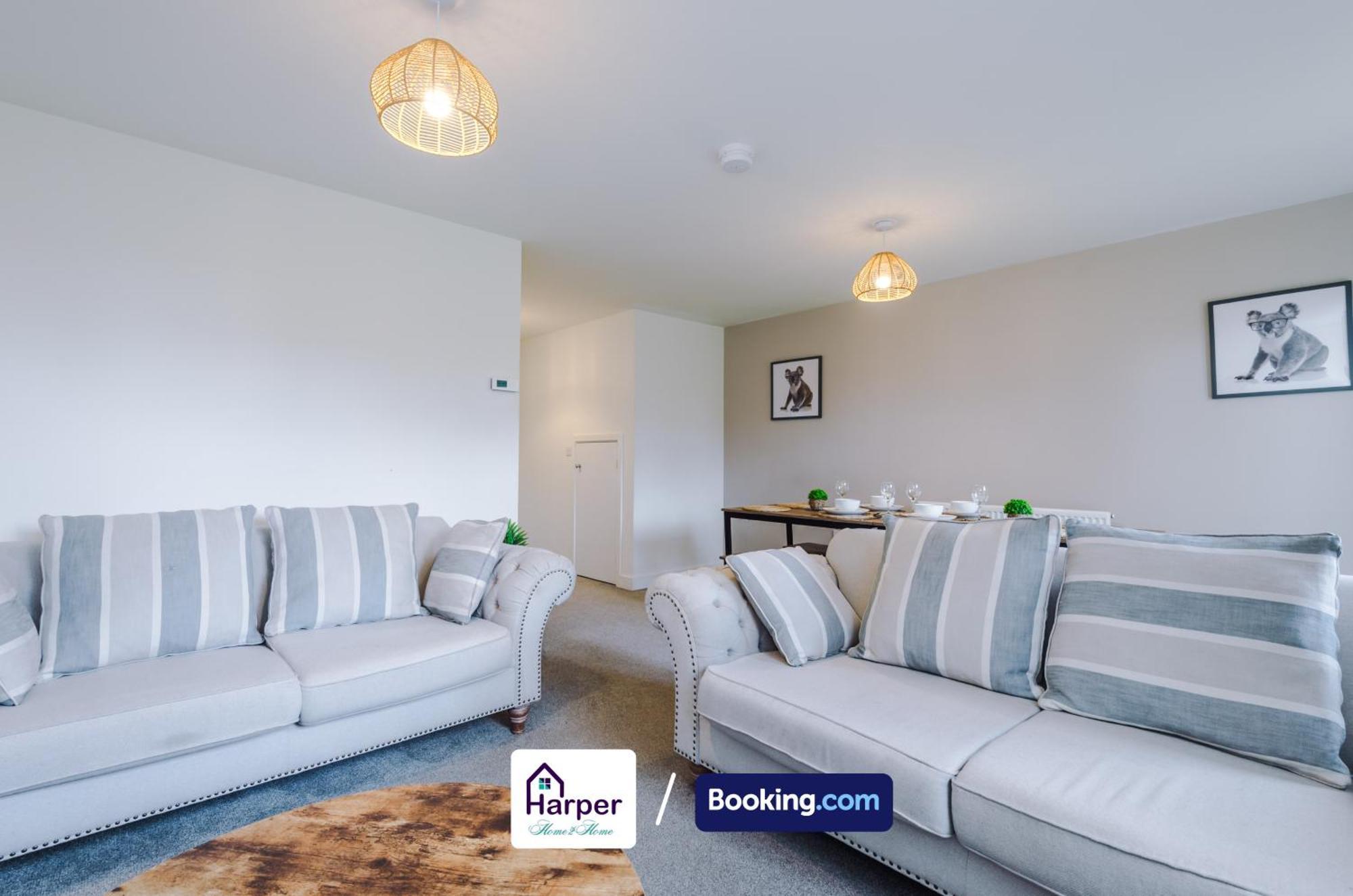Prime Location 3 Storey By Harperletting Short Lets & Serviced Accommodation Chester With Driveway Long Or Short Stays Hough Green Dış mekan fotoğraf