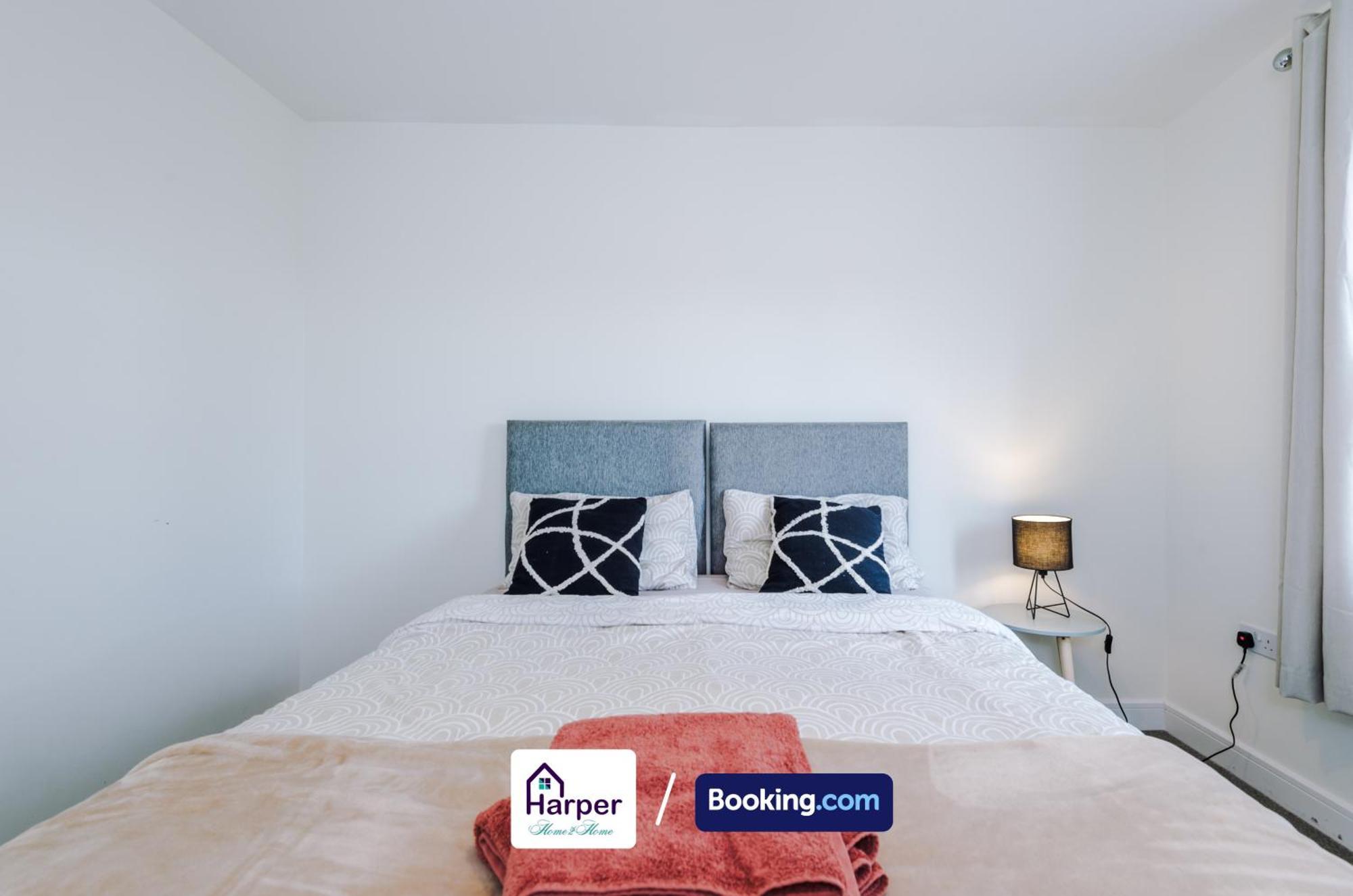 Prime Location 3 Storey By Harperletting Short Lets & Serviced Accommodation Chester With Driveway Long Or Short Stays Hough Green Dış mekan fotoğraf