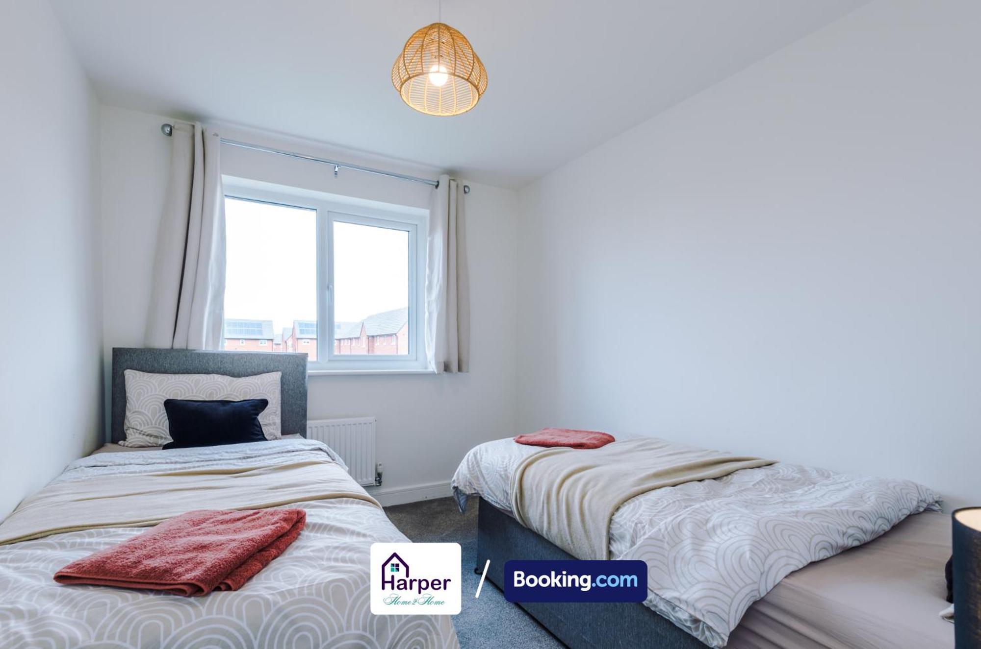 Prime Location 3 Storey By Harperletting Short Lets & Serviced Accommodation Chester With Driveway Long Or Short Stays Hough Green Dış mekan fotoğraf