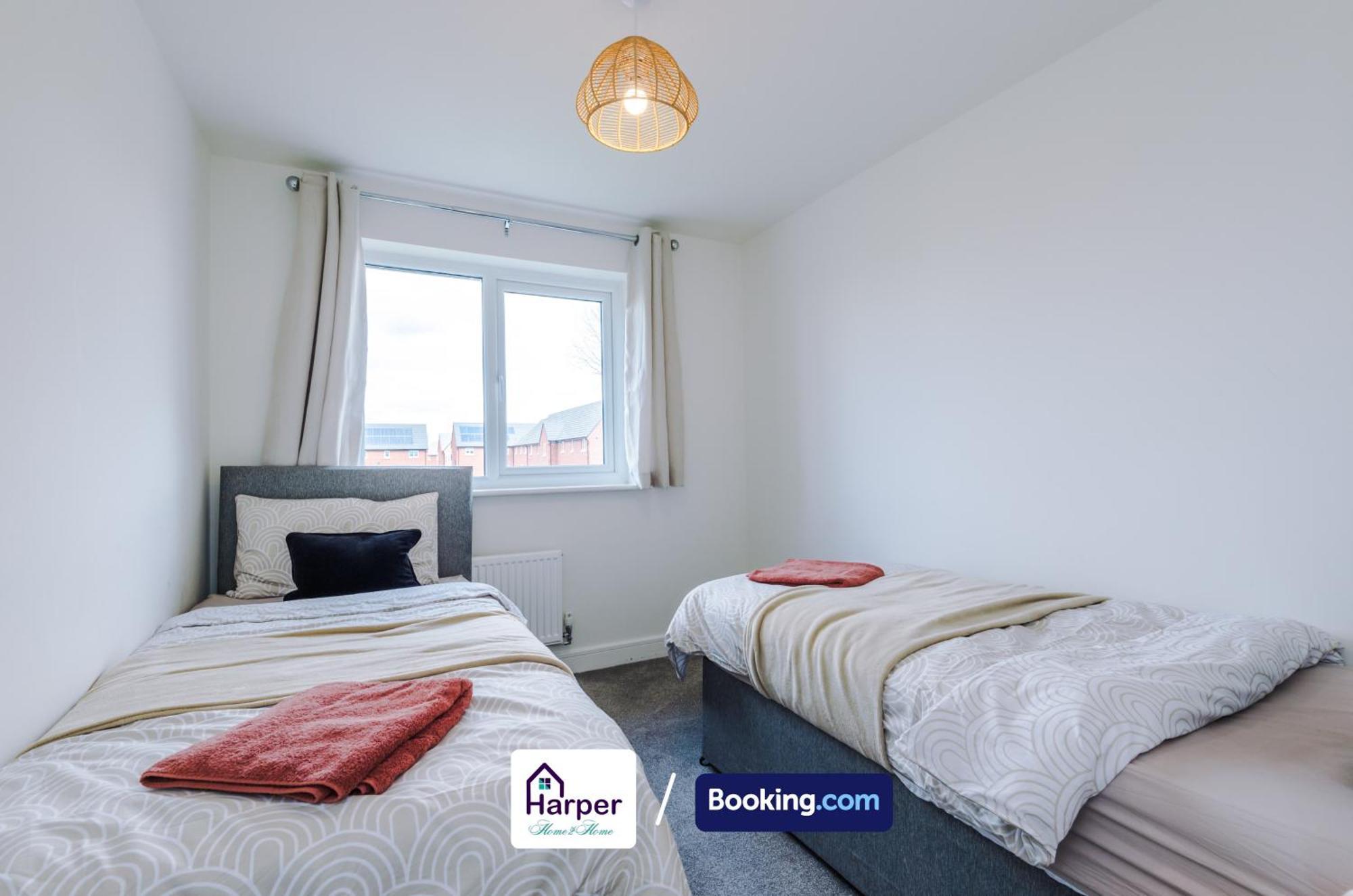 Prime Location 3 Storey By Harperletting Short Lets & Serviced Accommodation Chester With Driveway Long Or Short Stays Hough Green Dış mekan fotoğraf