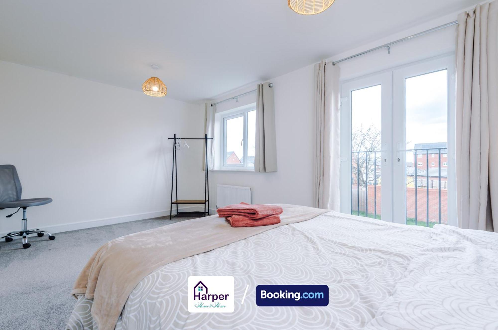Prime Location 3 Storey By Harperletting Short Lets & Serviced Accommodation Chester With Driveway Long Or Short Stays Hough Green Dış mekan fotoğraf
