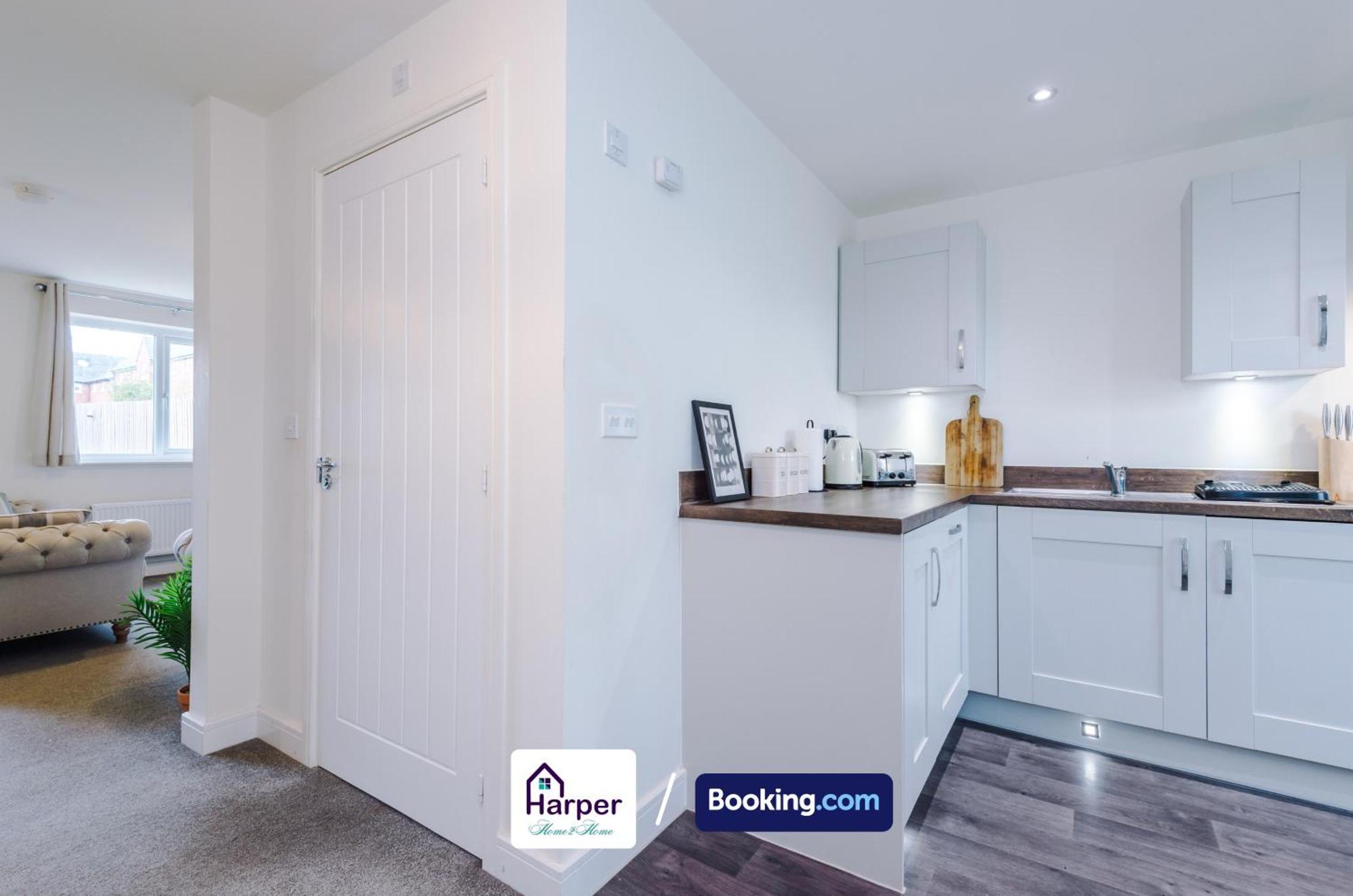 Prime Location 3 Storey By Harperletting Short Lets & Serviced Accommodation Chester With Driveway Long Or Short Stays Hough Green Dış mekan fotoğraf