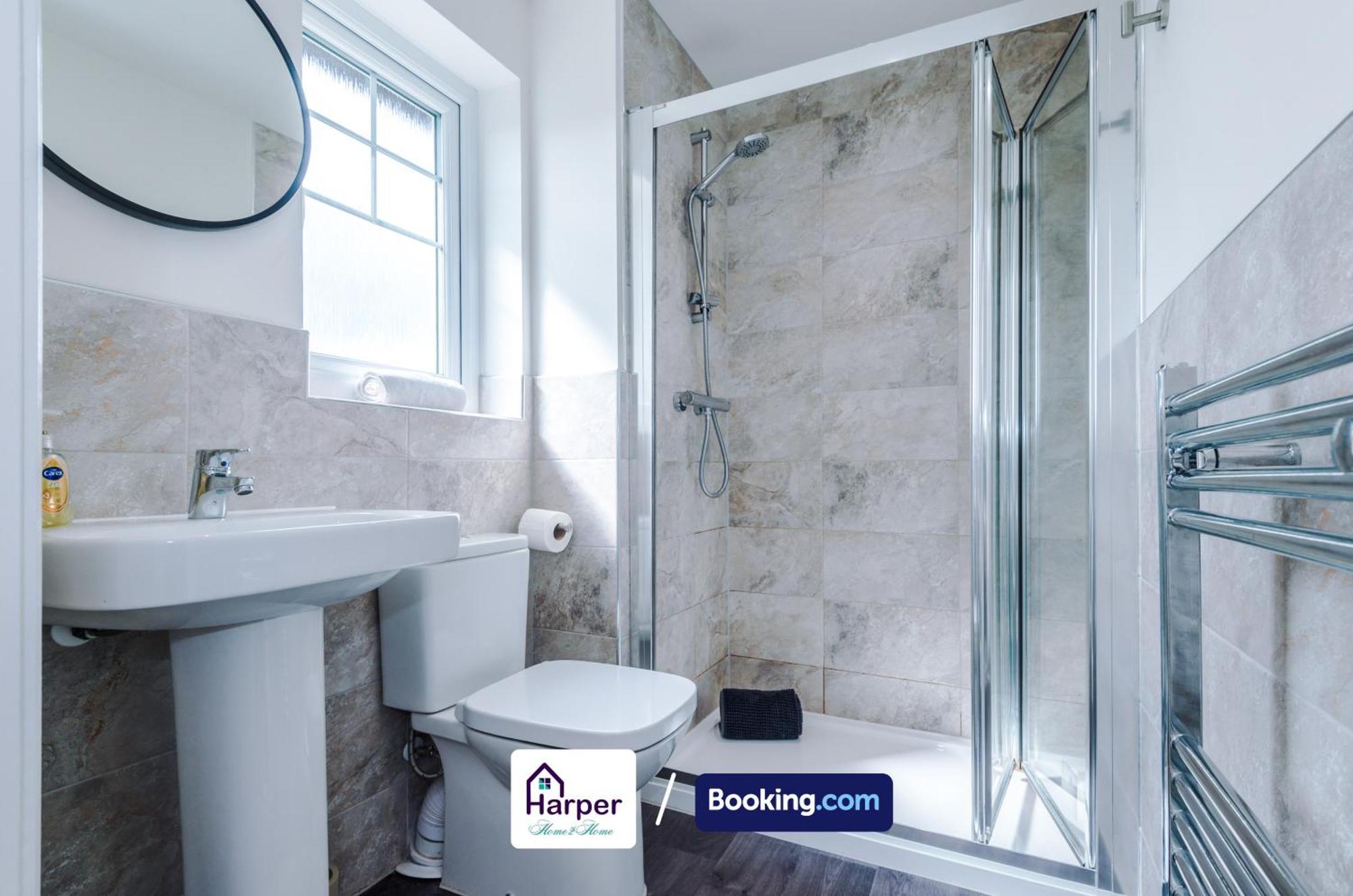 Prime Location 3 Storey By Harperletting Short Lets & Serviced Accommodation Chester With Driveway Long Or Short Stays Hough Green Dış mekan fotoğraf