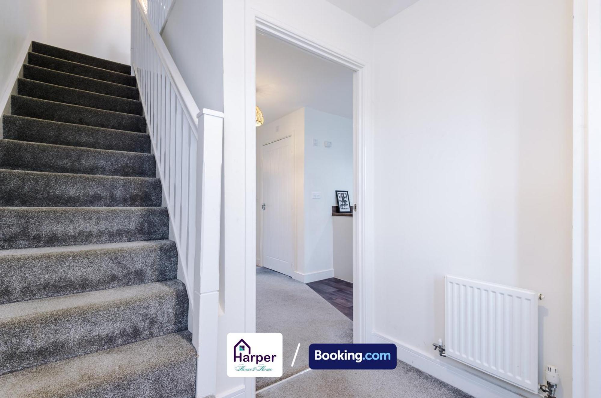 Prime Location 3 Storey By Harperletting Short Lets & Serviced Accommodation Chester With Driveway Long Or Short Stays Hough Green Dış mekan fotoğraf