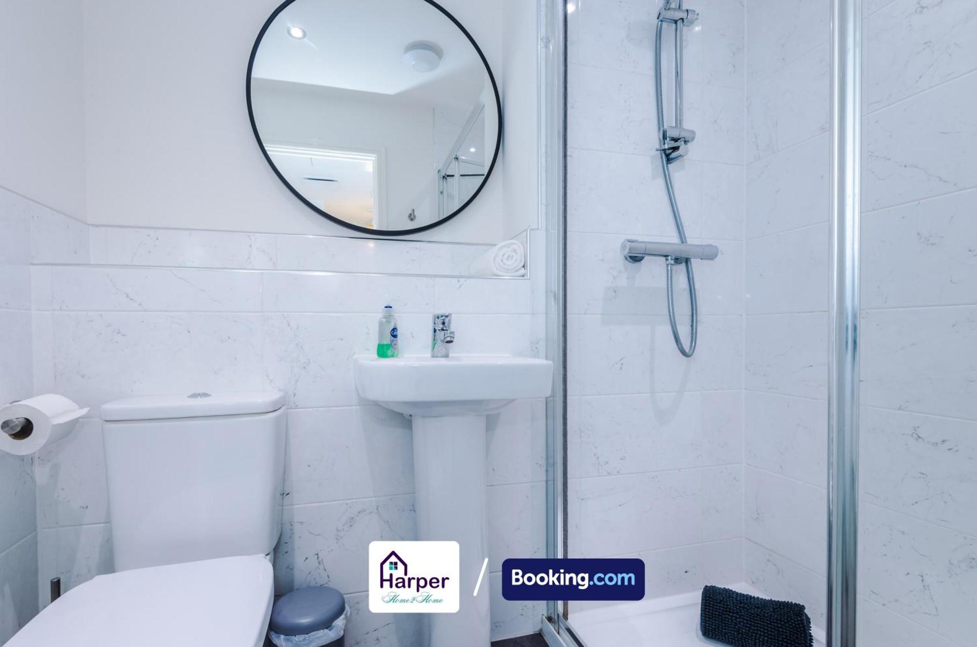 Prime Location 3 Storey By Harperletting Short Lets & Serviced Accommodation Chester With Driveway Long Or Short Stays Hough Green Dış mekan fotoğraf