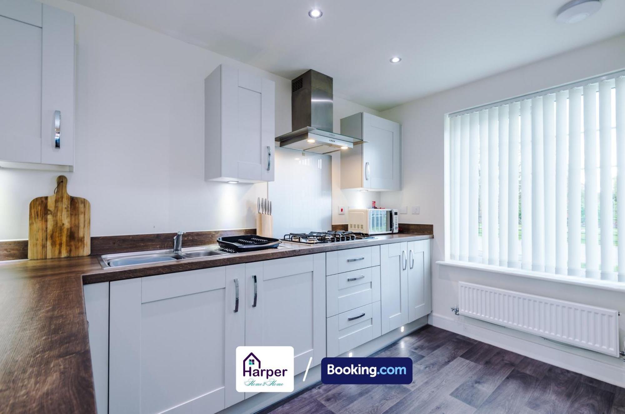 Prime Location 3 Storey By Harperletting Short Lets & Serviced Accommodation Chester With Driveway Long Or Short Stays Hough Green Dış mekan fotoğraf