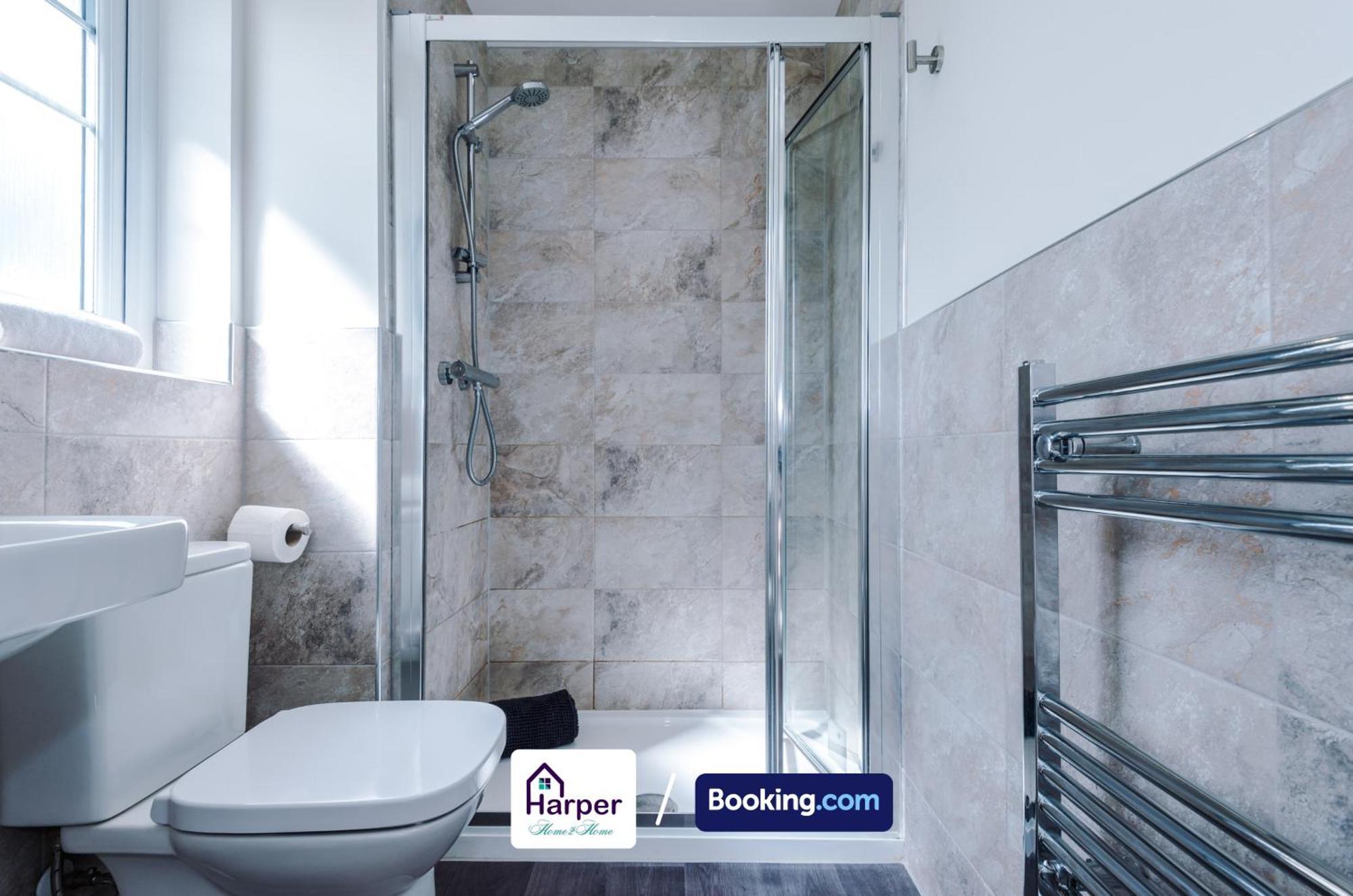 Prime Location 3 Storey By Harperletting Short Lets & Serviced Accommodation Chester With Driveway Long Or Short Stays Hough Green Dış mekan fotoğraf