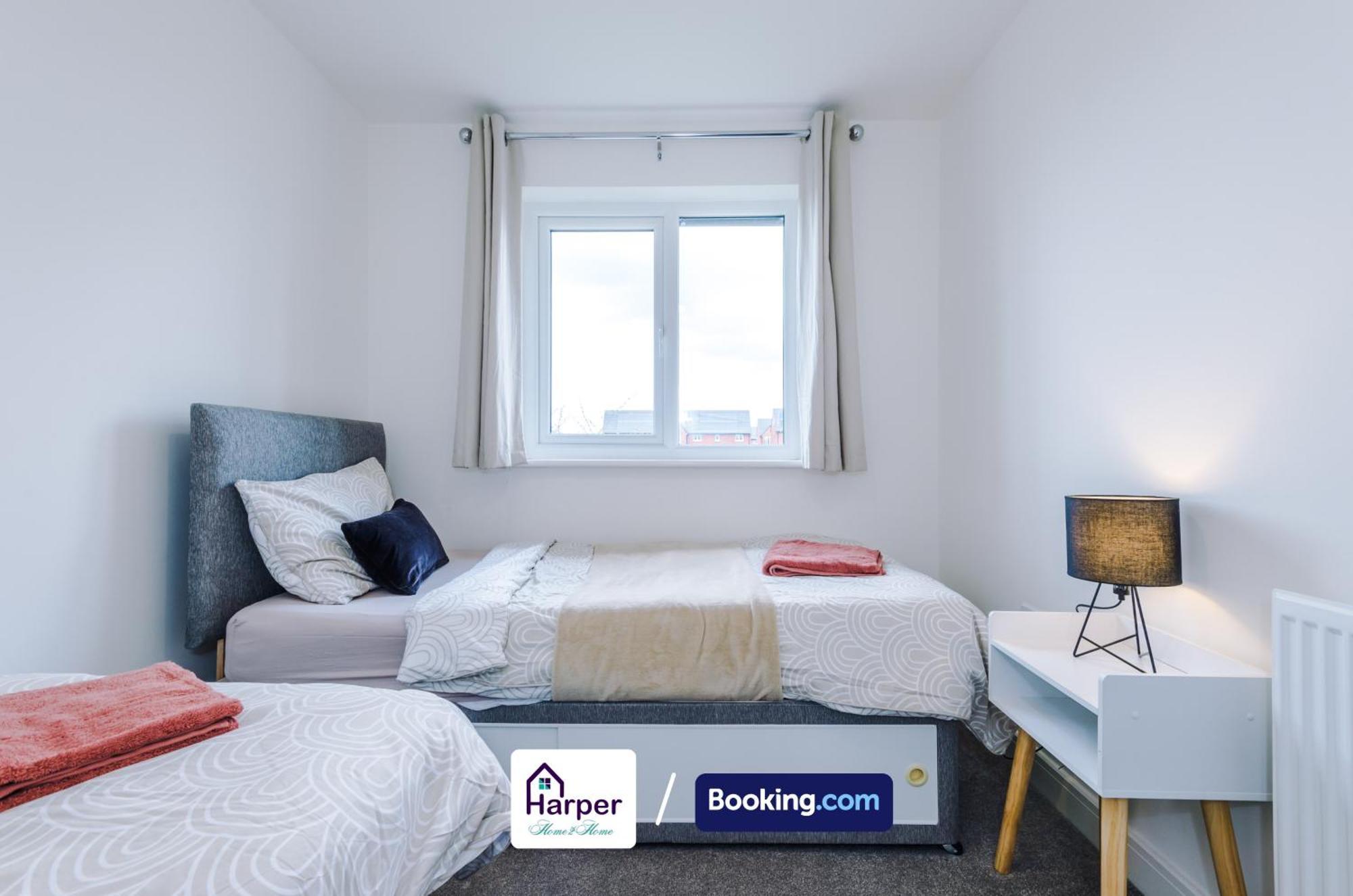 Prime Location 3 Storey By Harperletting Short Lets & Serviced Accommodation Chester With Driveway Long Or Short Stays Hough Green Dış mekan fotoğraf