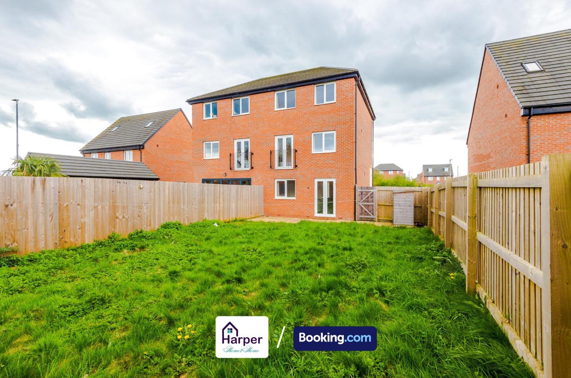 Prime Location 3 Storey By Harperletting Short Lets & Serviced Accommodation Chester With Driveway Long Or Short Stays Hough Green Dış mekan fotoğraf