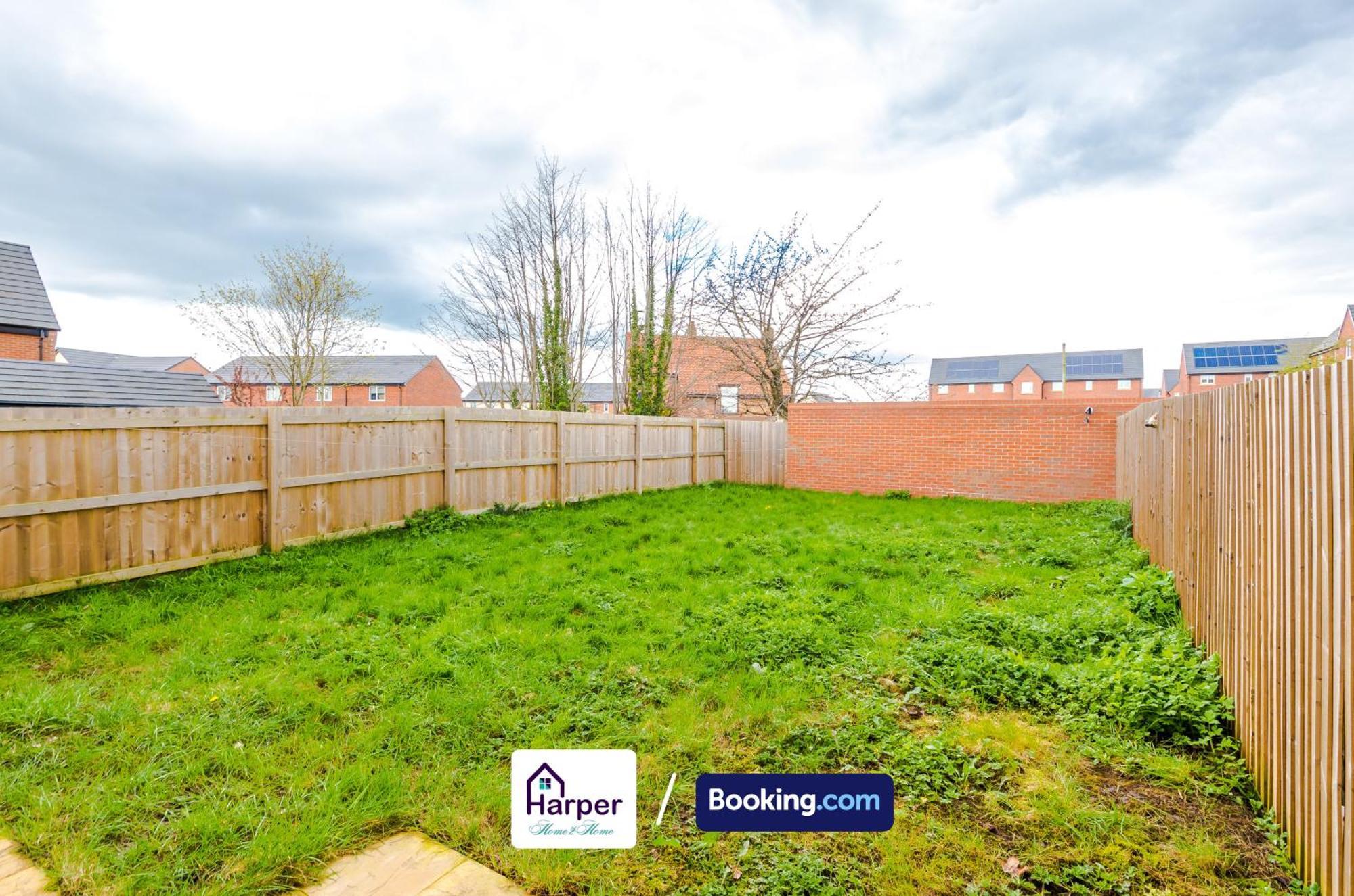 Prime Location 3 Storey By Harperletting Short Lets & Serviced Accommodation Chester With Driveway Long Or Short Stays Hough Green Dış mekan fotoğraf