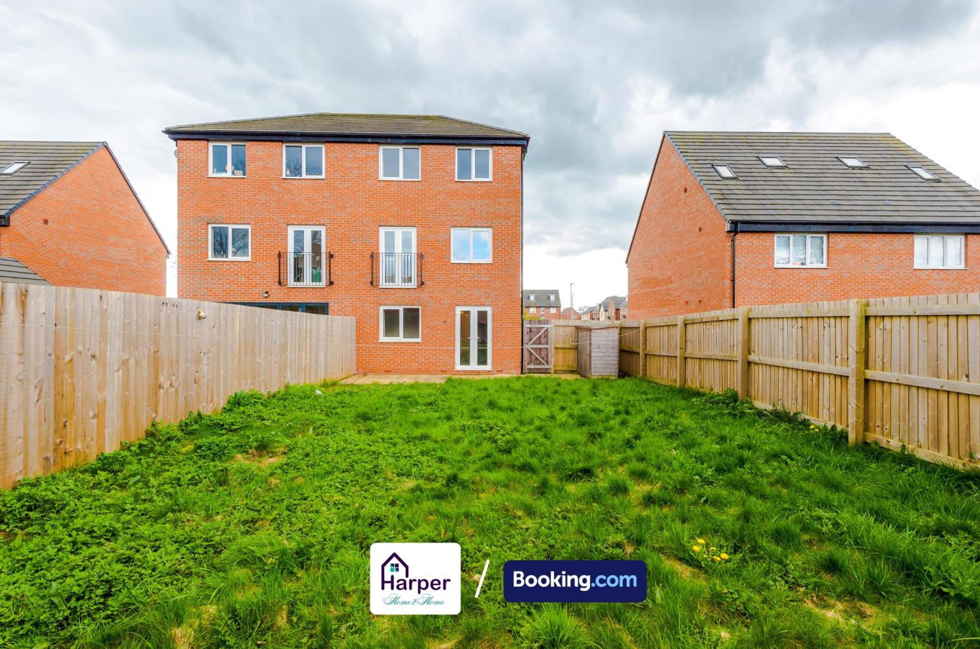 Prime Location 3 Storey By Harperletting Short Lets & Serviced Accommodation Chester With Driveway Long Or Short Stays Hough Green Dış mekan fotoğraf