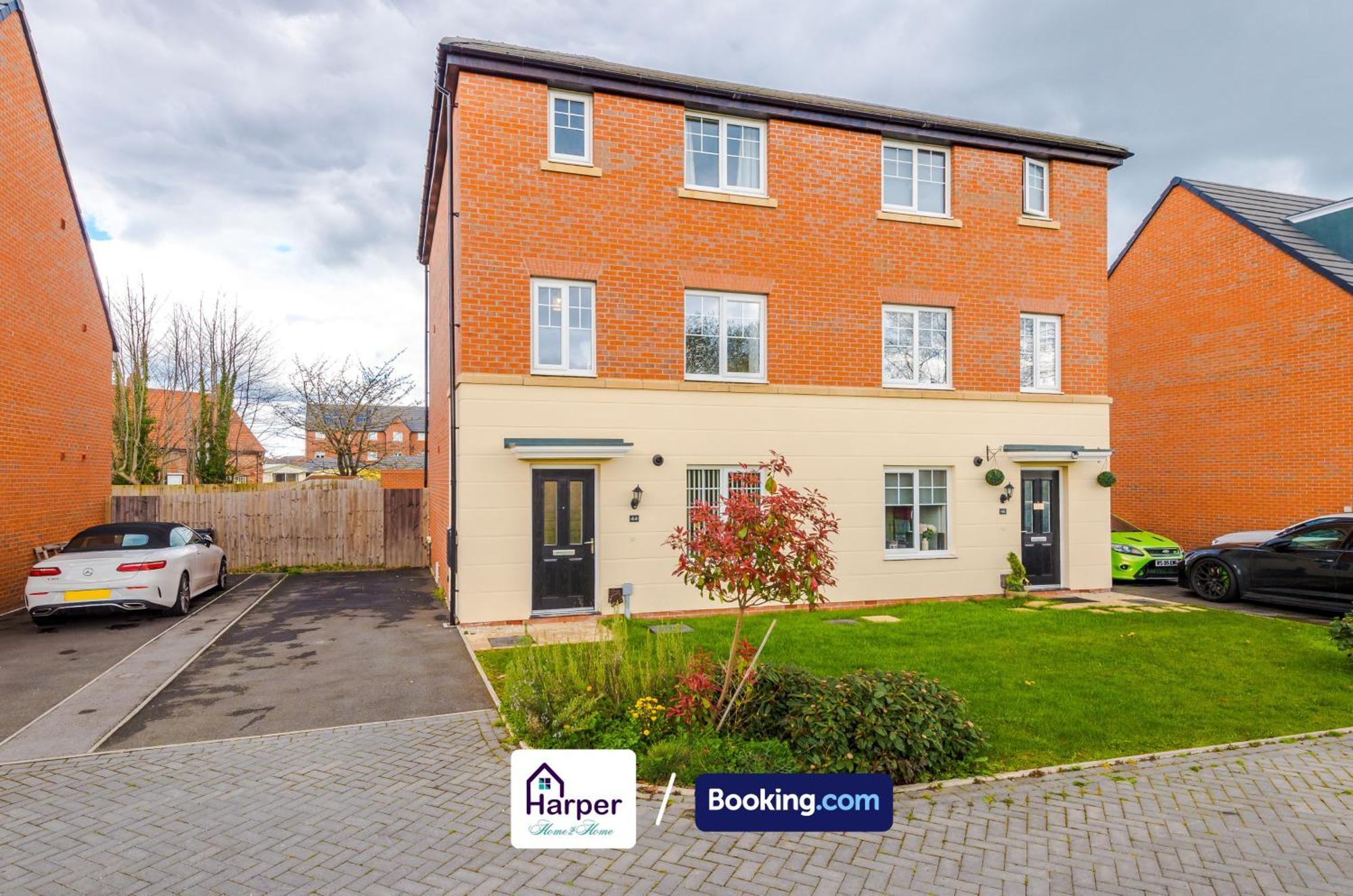 Prime Location 3 Storey By Harperletting Short Lets & Serviced Accommodation Chester With Driveway Long Or Short Stays Hough Green Dış mekan fotoğraf