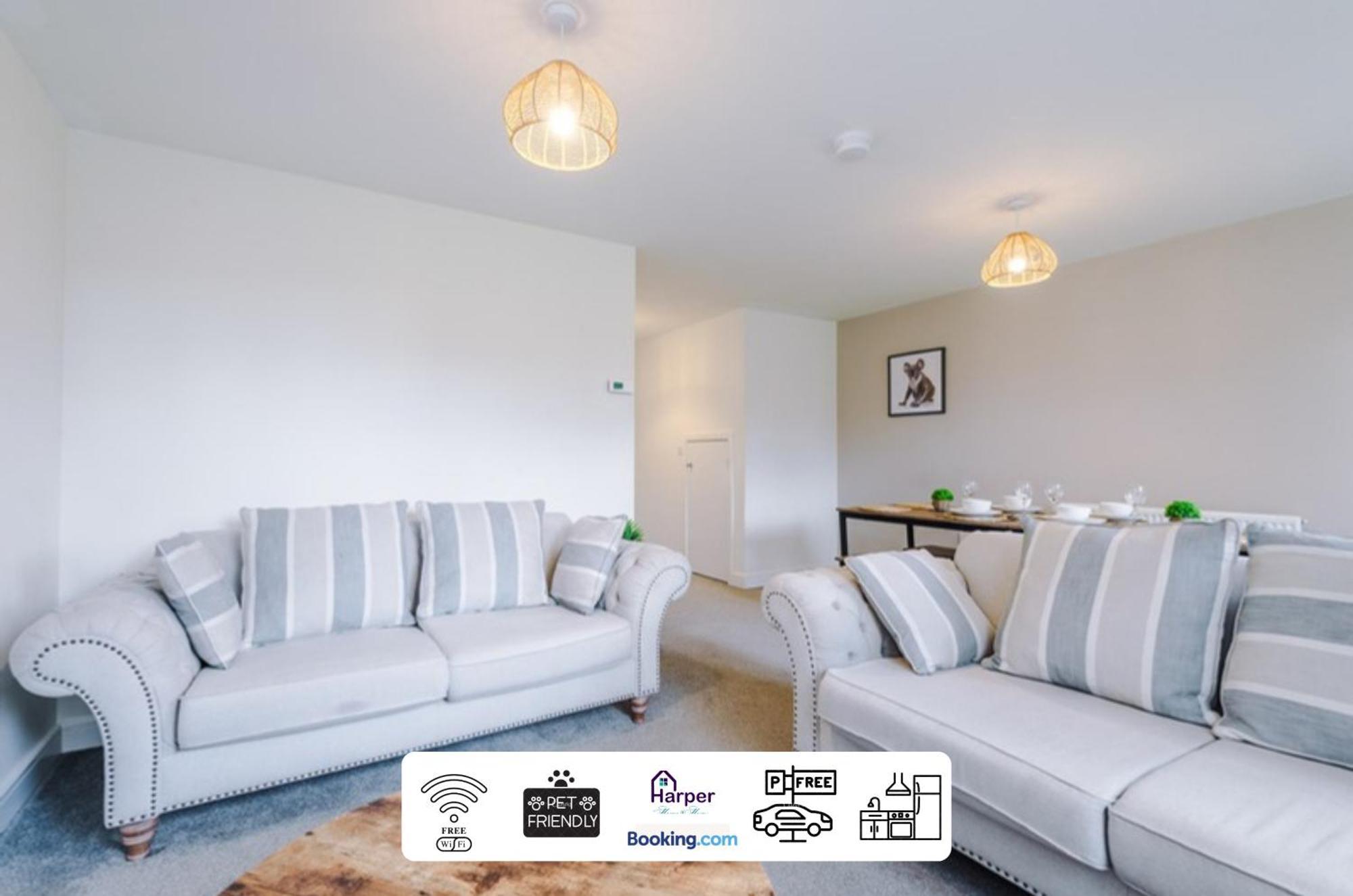 Prime Location 3 Storey By Harperletting Short Lets & Serviced Accommodation Chester With Driveway Long Or Short Stays Hough Green Dış mekan fotoğraf